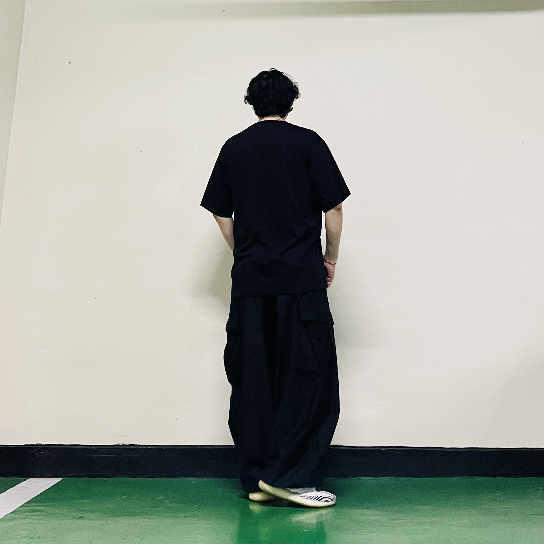 GU x Undercover Graphic T-Shirt 5 Black, Needles H.D. BDU Pants Black 착용 스타일 - 2