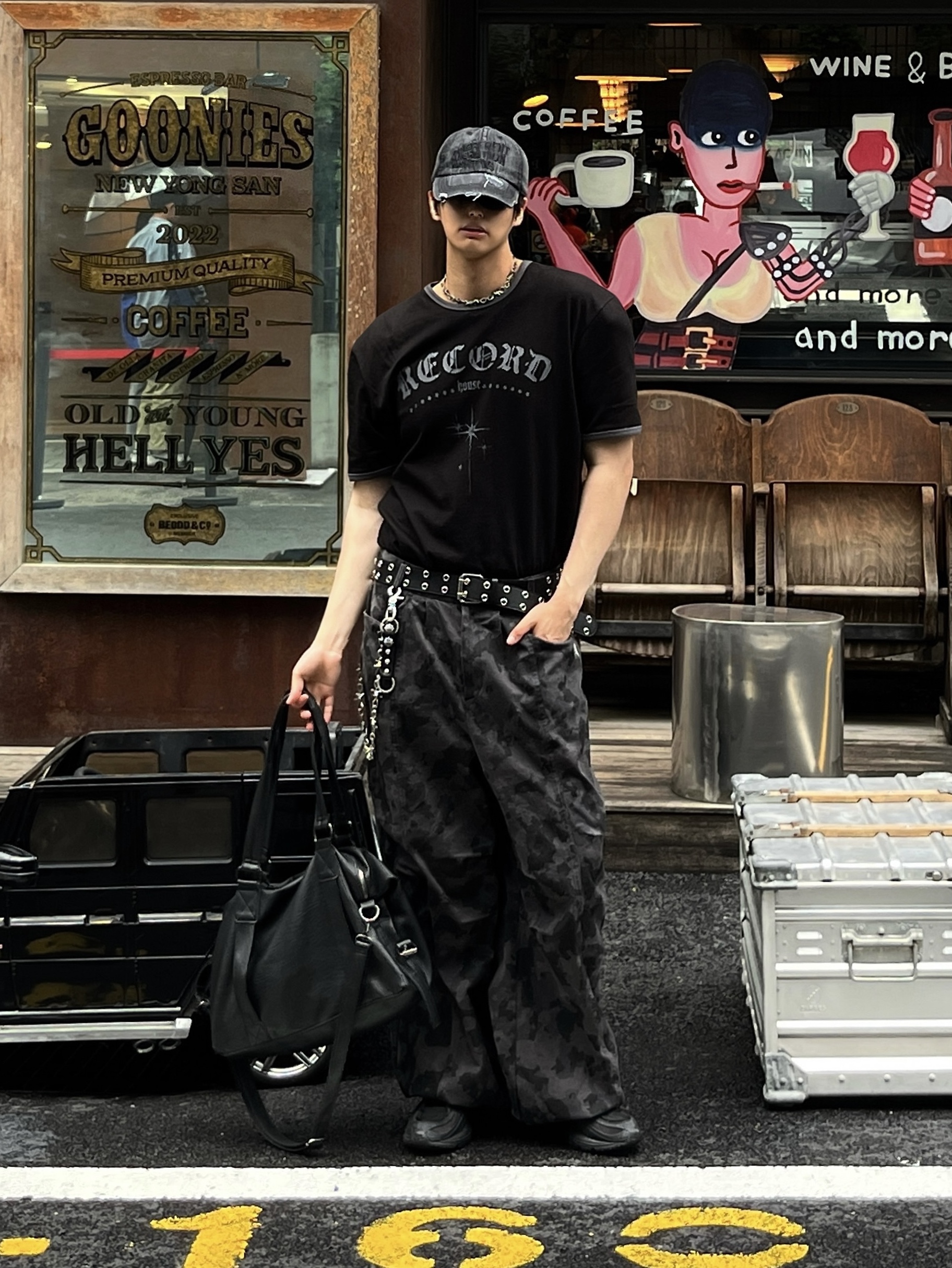 SLOW RECORD HOUSE Unisex RECORD Ringer Tee Black 착용 스타일 - 3