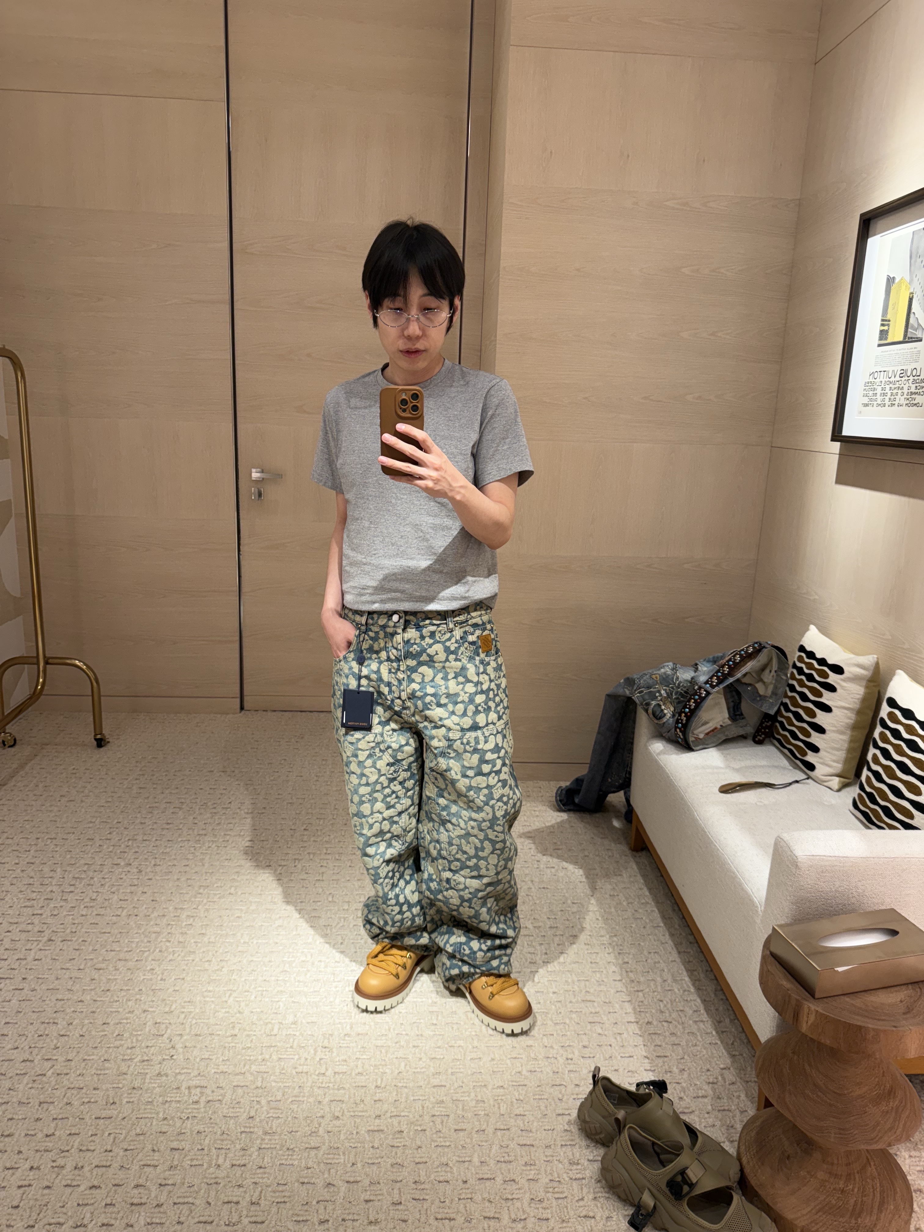 Louis Vuitton Monogram Denim Pants Indigo, Louis Vuitton LV Buttersoft Sneakers Beige 착용 스타일 - 1
