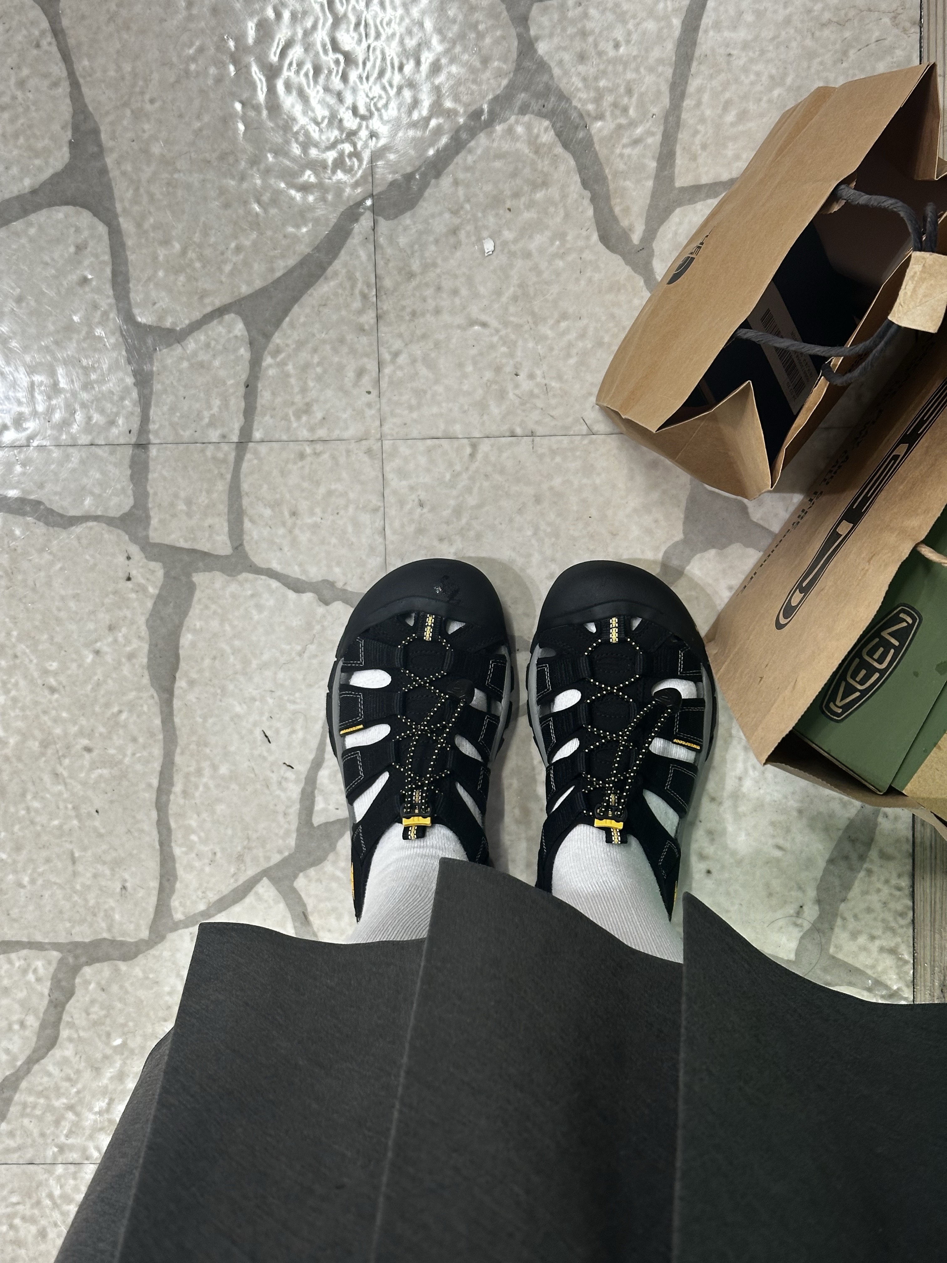 Keen Newport H2 Black 착용 스타일 - 2