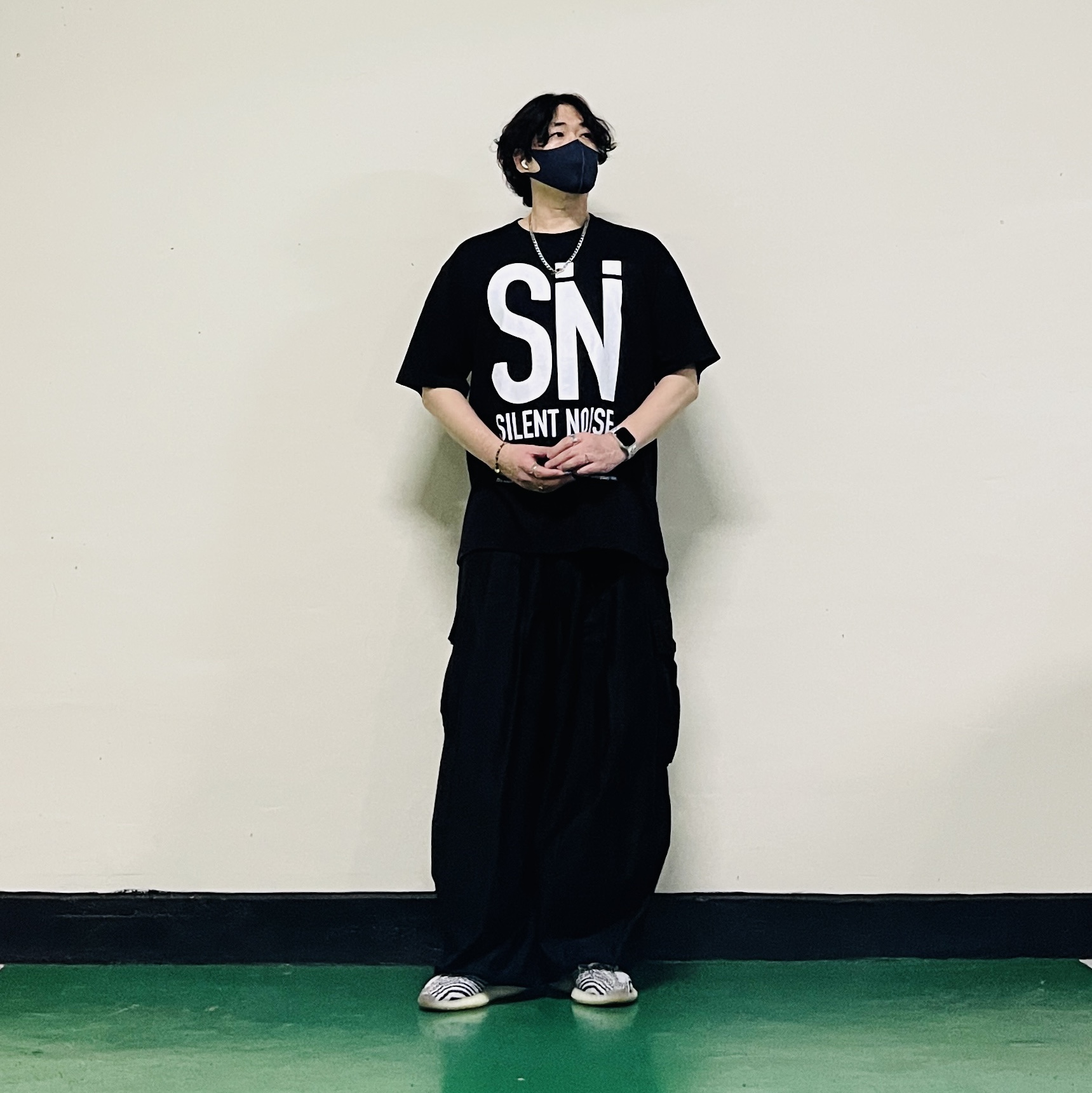 GU x Undercover Graphic T-Shirt 5 Black, Needles H.D. BDU Pants Black 착용 스타일 - 3