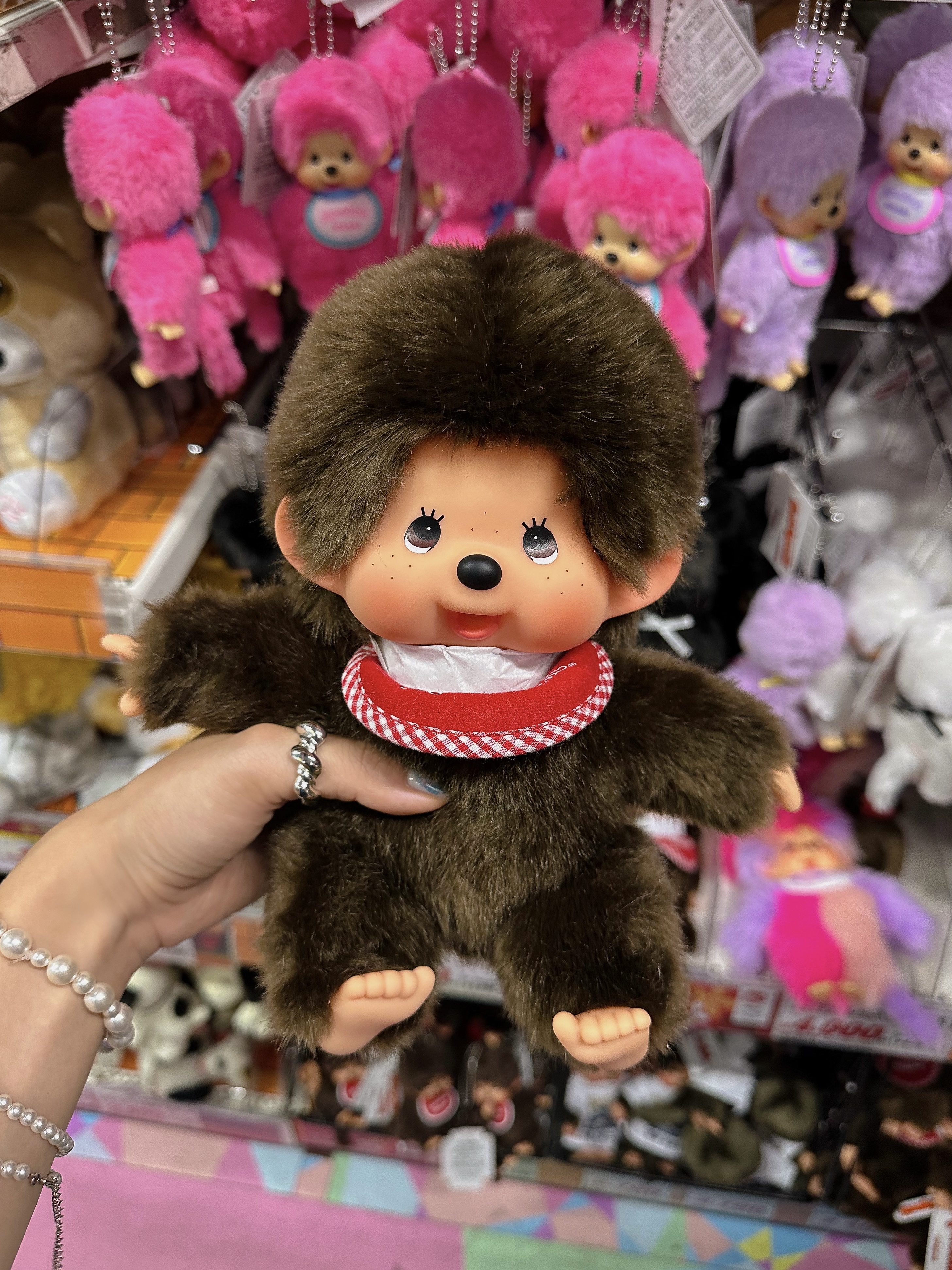 Monchhichi SS Girl Key Chain Brown, Monchhichi Bighead SS Bee Key Chain 착용 스타일 - 2