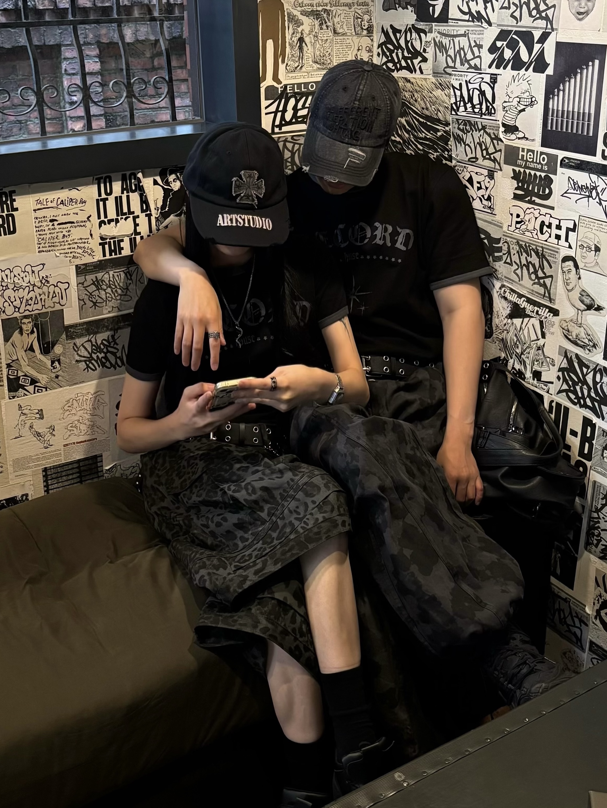 SLOW RECORD HOUSE Unisex RECORD Ringer Tee Black 착용 스타일 - 8