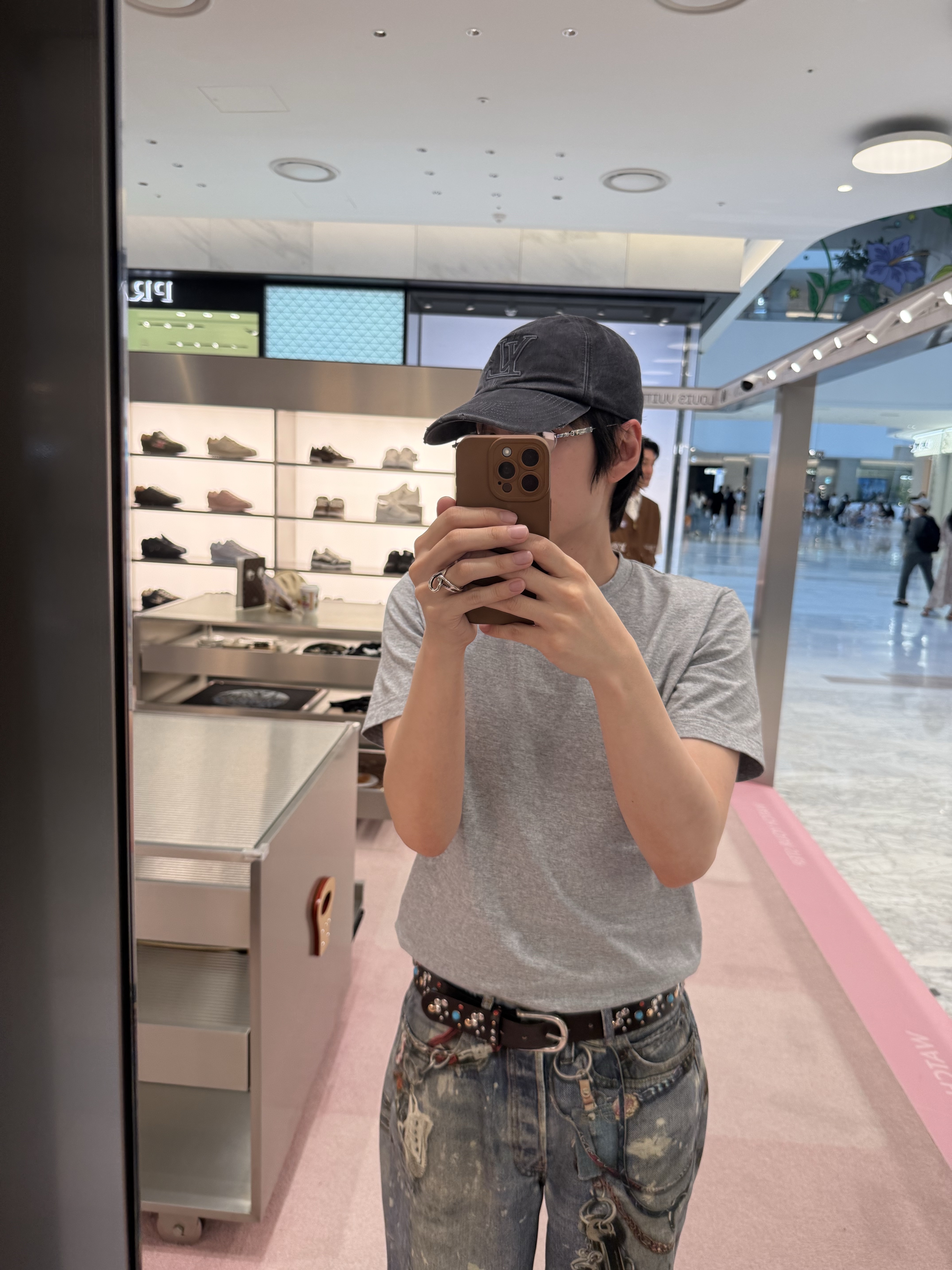 Louis Vuitton Monogram Denim Pants Indigo, Louis Vuitton LV Buttersoft Sneakers Beige 착용 스타일 - 7