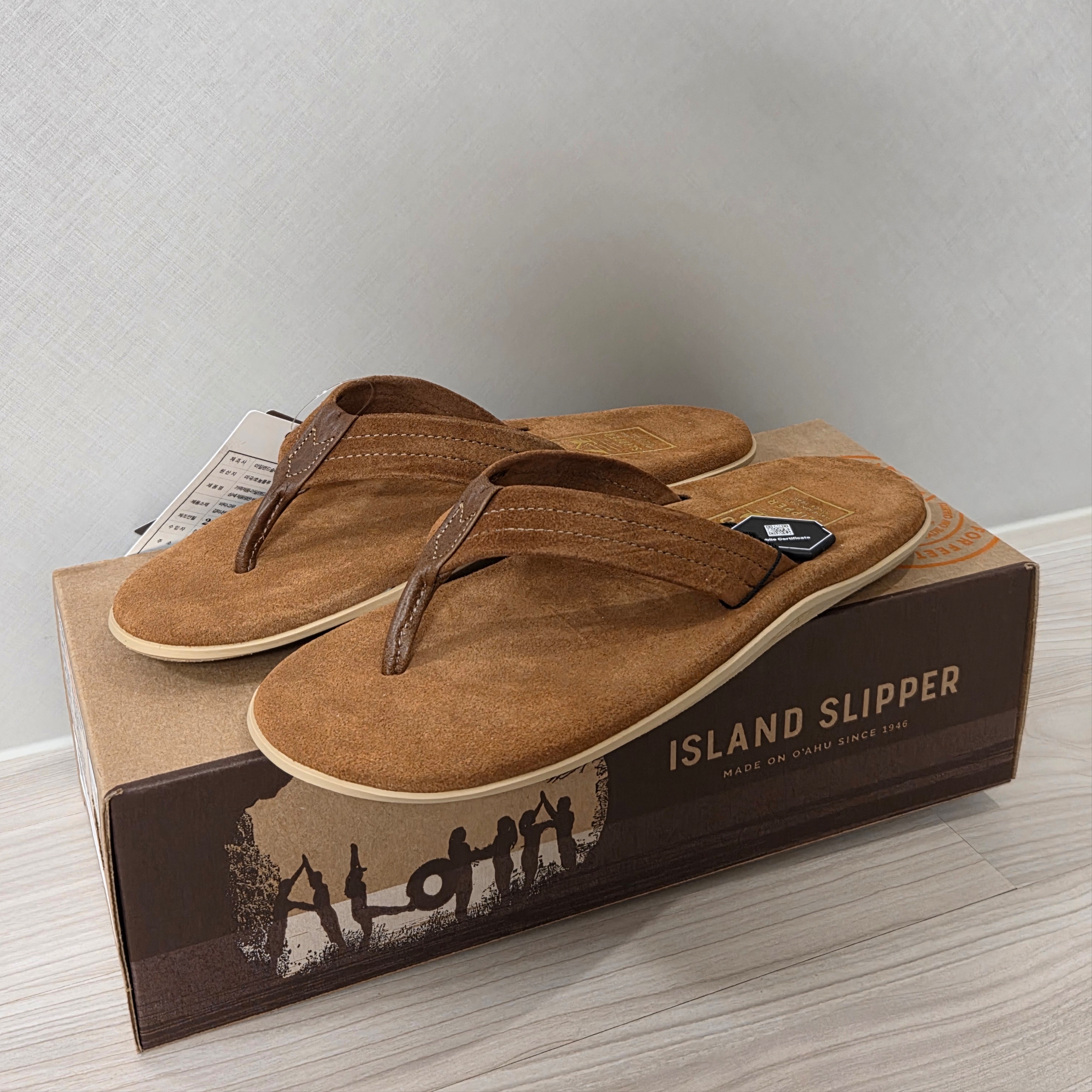 Island Slipper Classic Ultimate Suede Peanut Cognac 착용 스타일