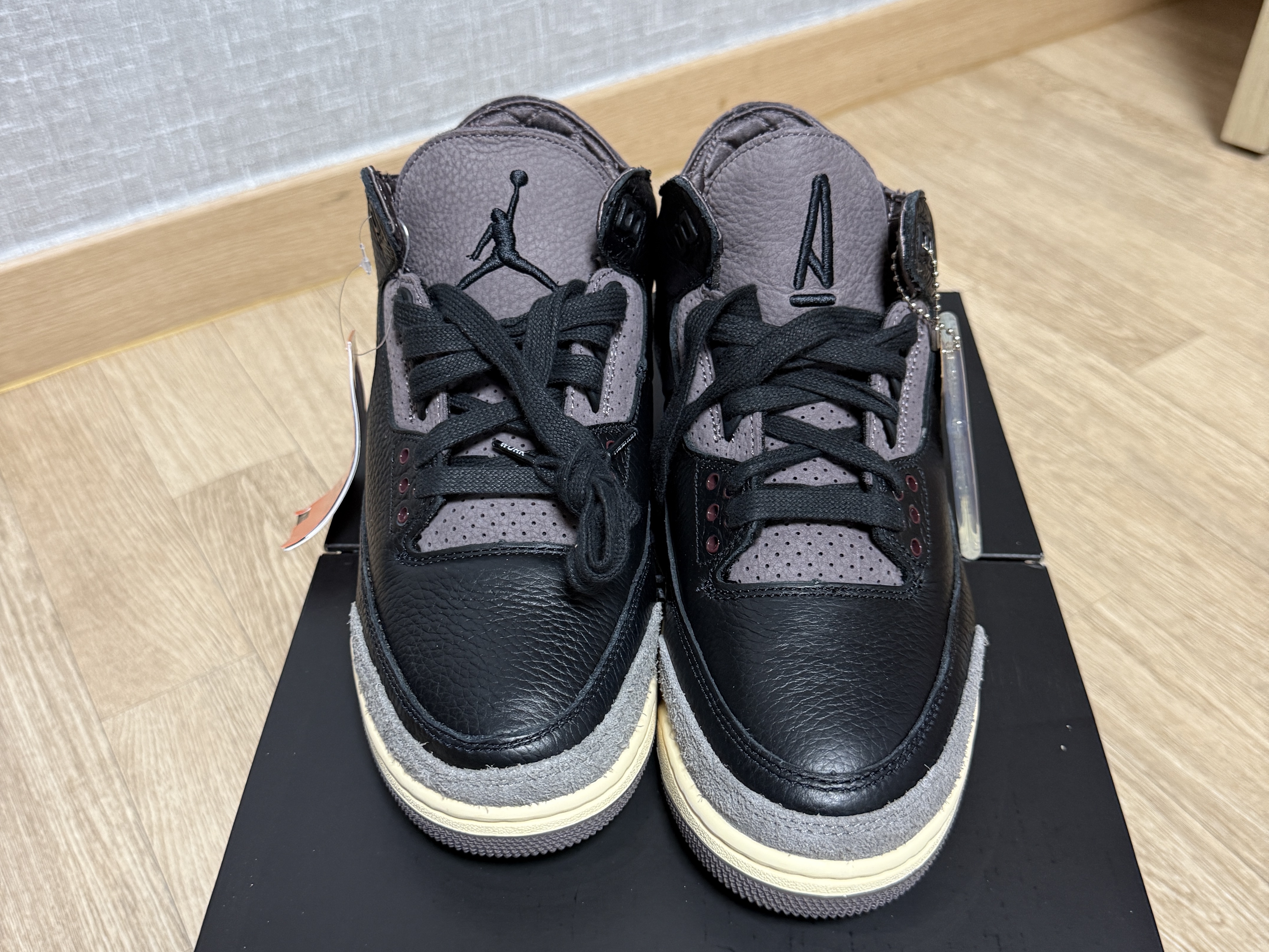 (W) Jordan 3 x A Ma Maniere Retro OG SP Black and Flat Pewter 착용 스타일 - 1