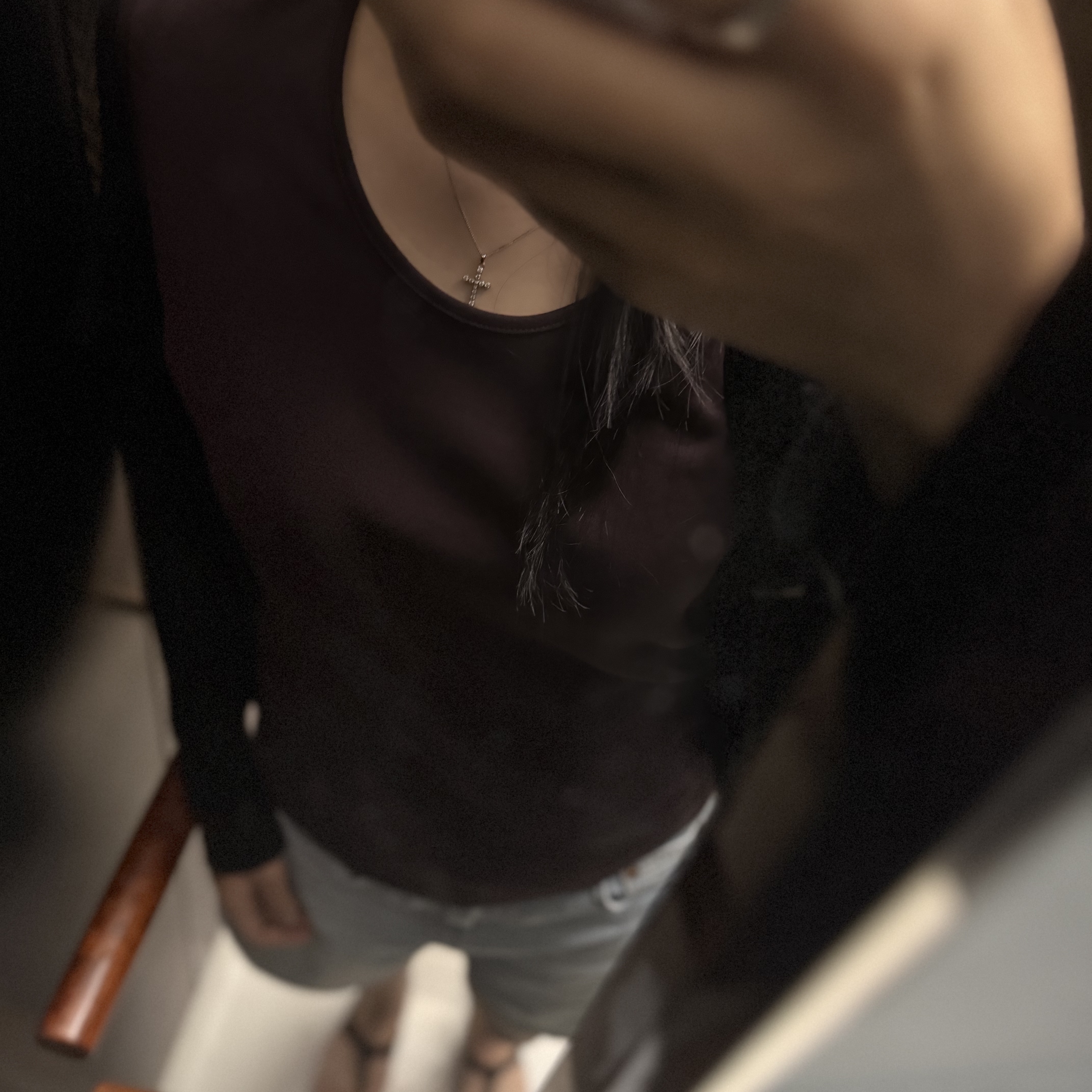 NUMBERING #3729 mini Gradient Cross Necklace White 착용 스타일