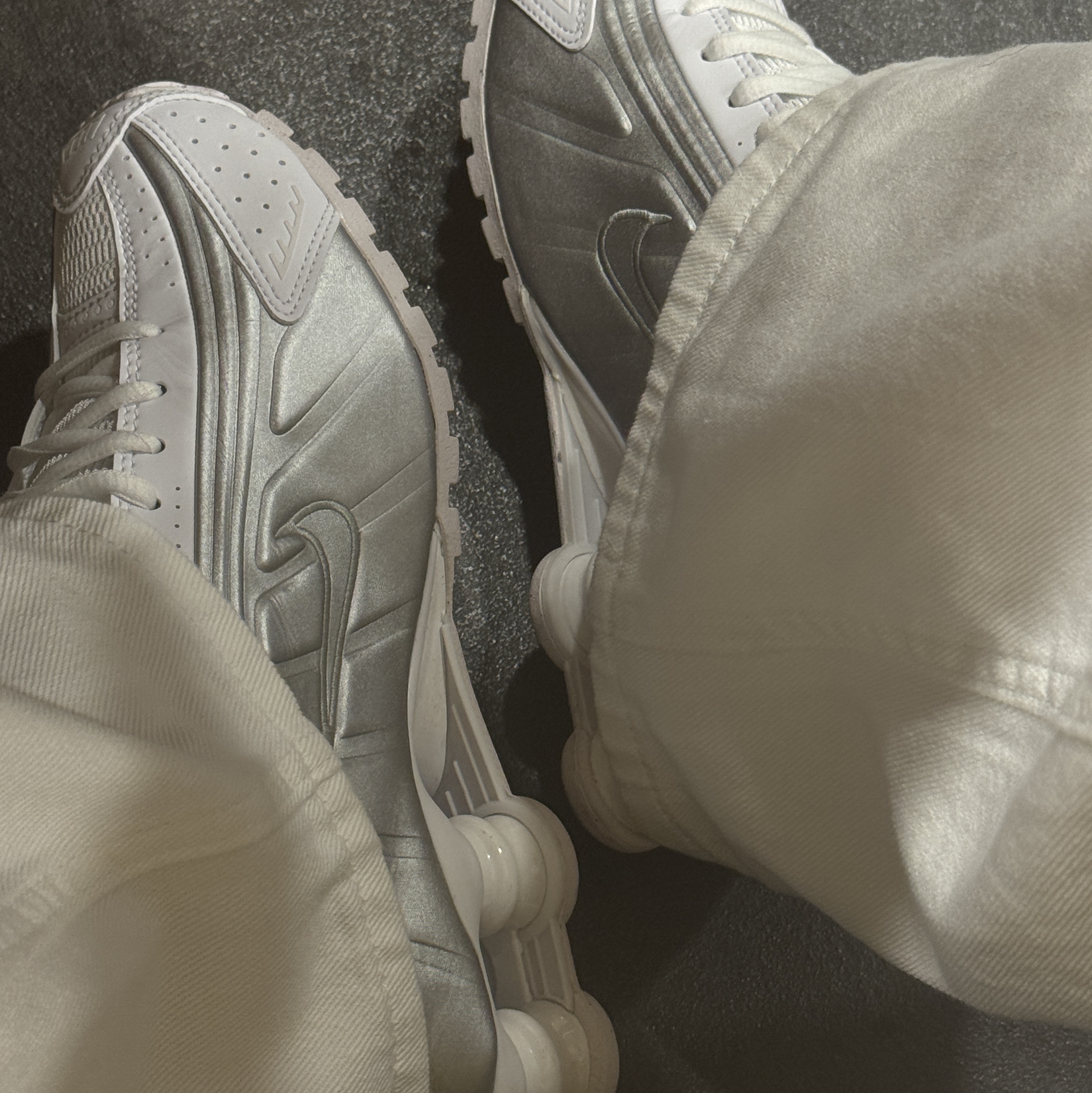 (W) Nike Shox R4 White Metallic Silver 착용 스타일