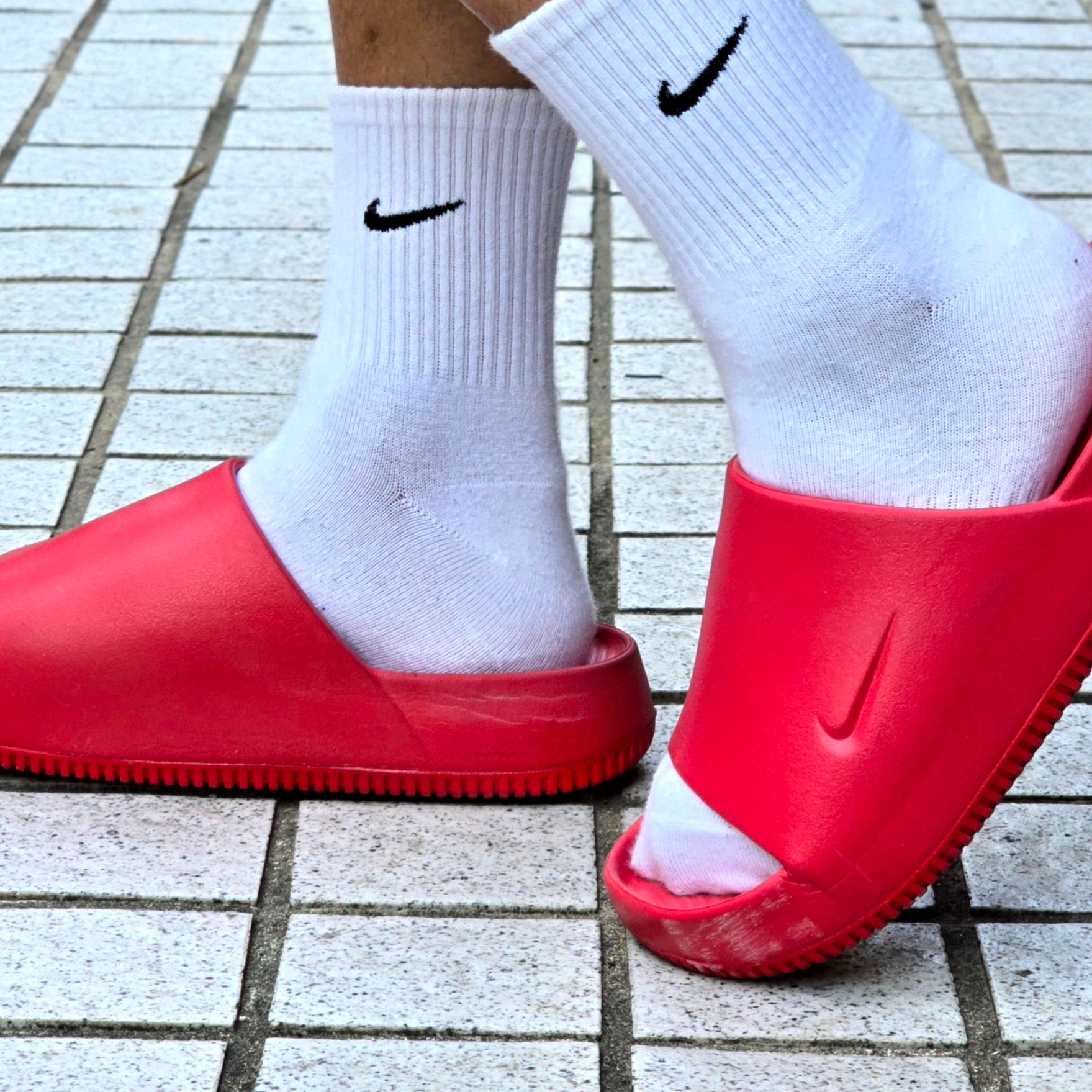 Nike Calm Slide University Red, Nike Everyday Lightweight Training Crew Socks White (3 Pack/Korean Ver.) 착용 스타일 - 2