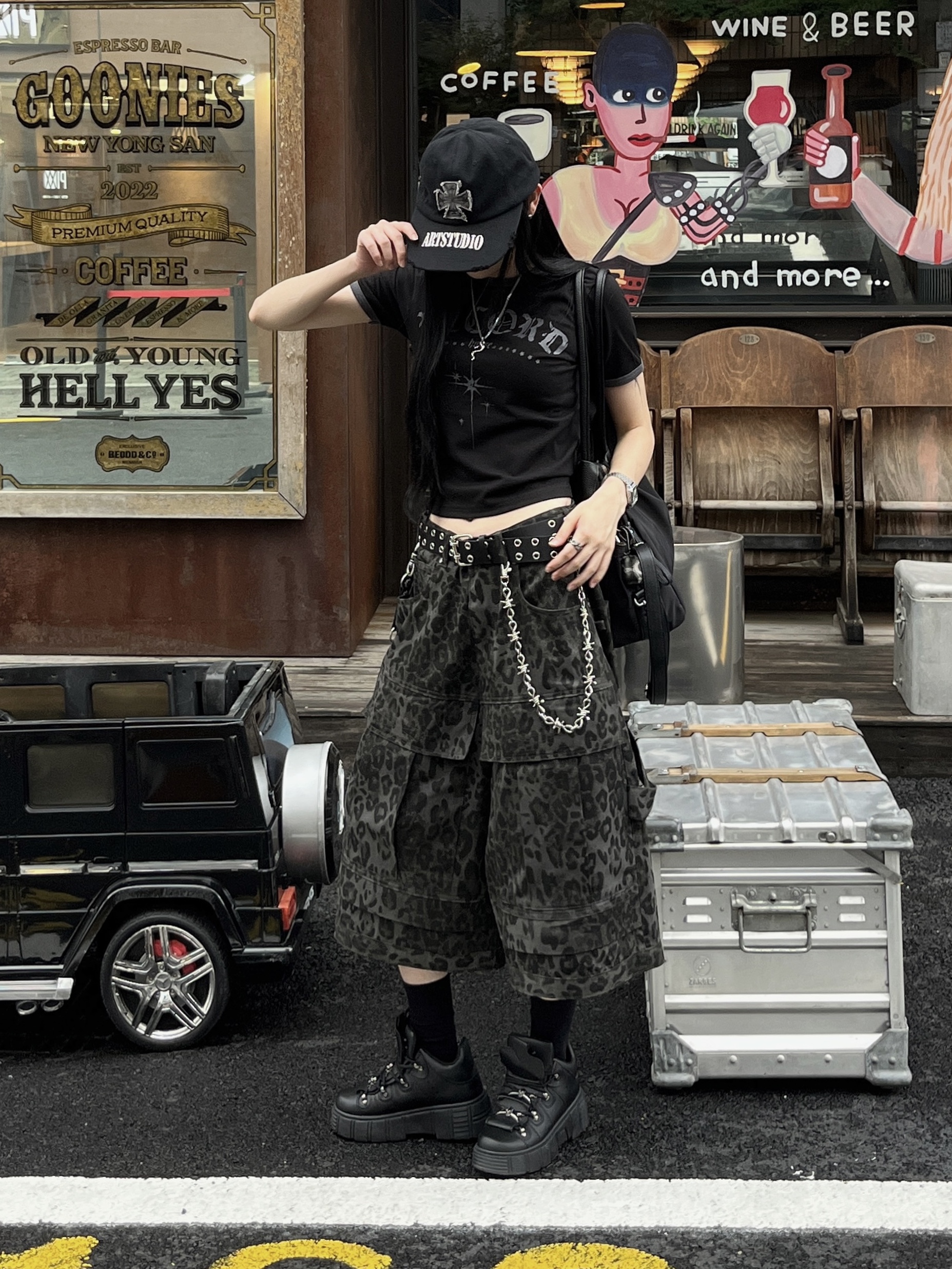 SLOW RECORD HOUSE Unisex RECORD Ringer Tee Black 착용 스타일 - 1