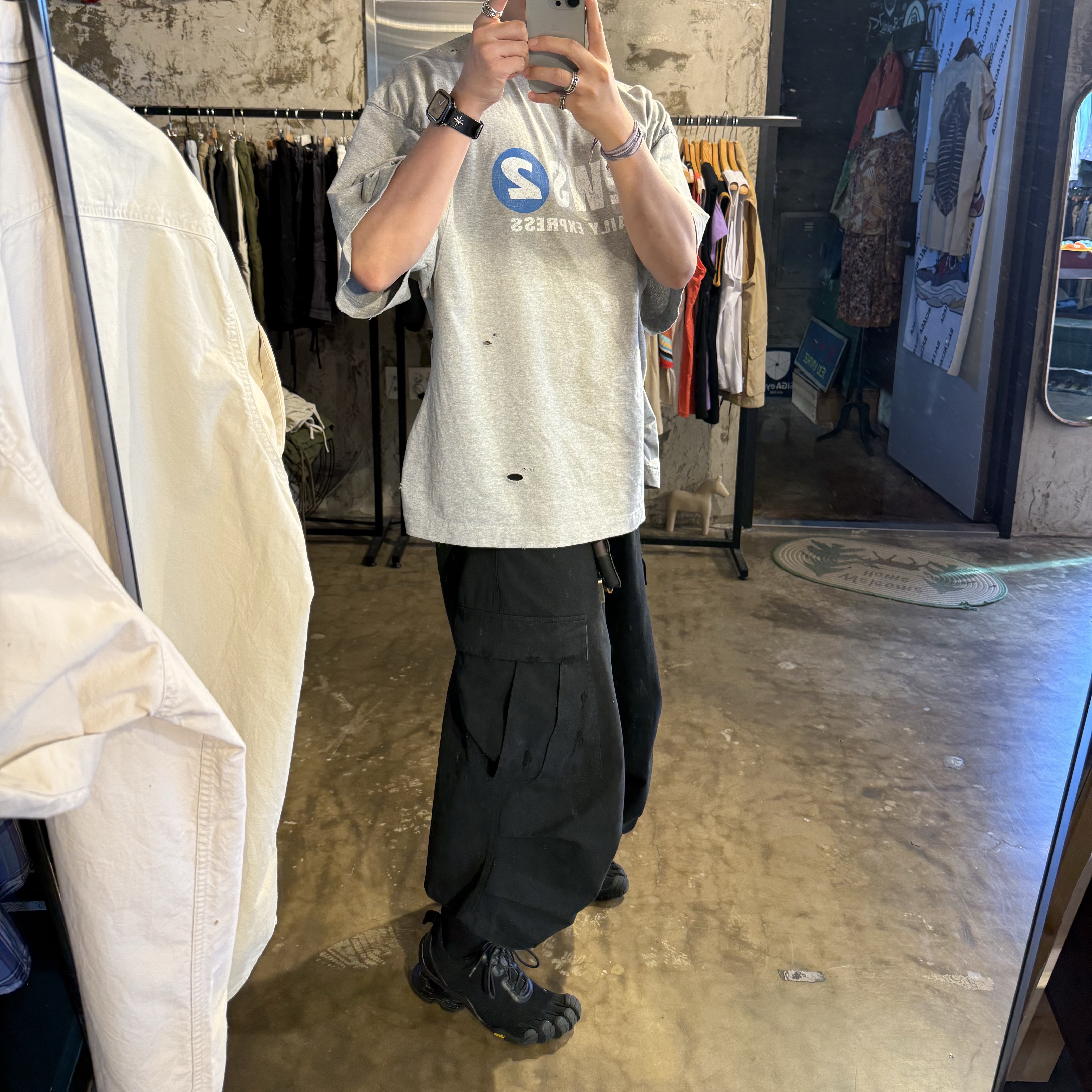 Nonnod Side Cargo Shorts Vintage Black, Nonnod Puckering News T-shirt Vintage grey 착용 스타일