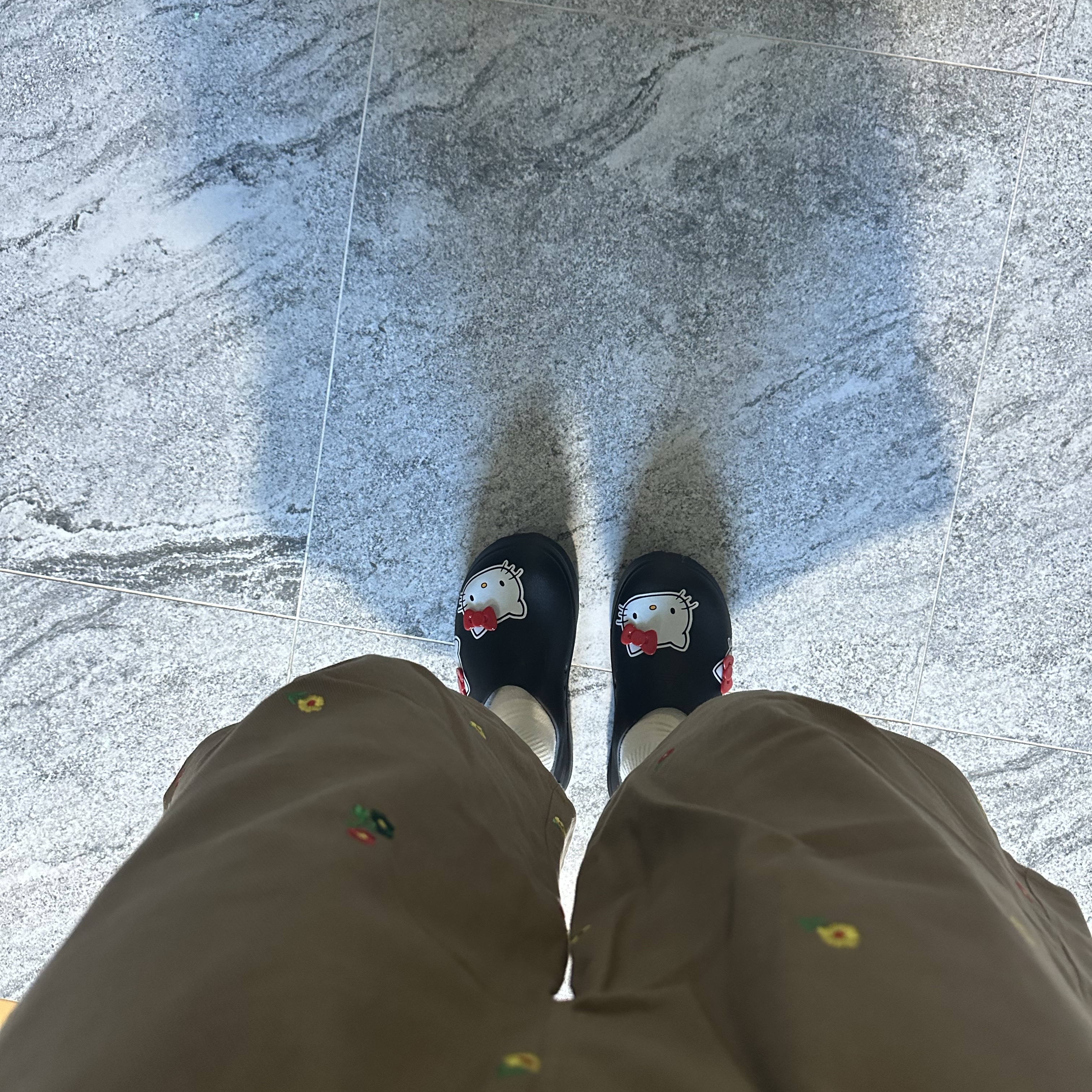 (W) Adidas x Hello Kitty Adifom Stan Smith Mules Core Black Red Cloud White 착용 스타일