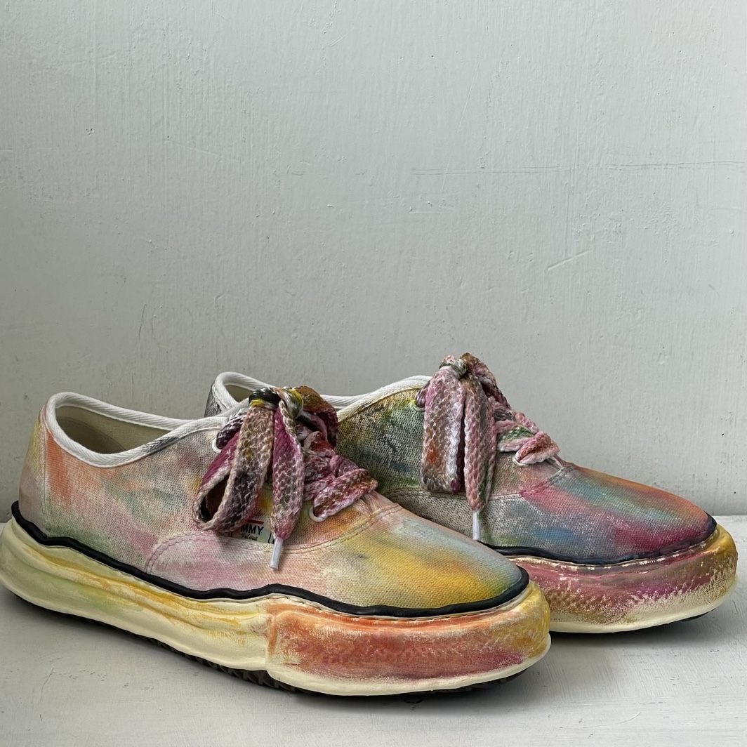 Maison Mihara Yasuhiro Peterson OG Sole Canvas Low-top Sneakers Natural, Maison Mihara Yasuhiro Blakey OG Sole Canvas Low-top Sneakers Black White 착용 스타일 - 1