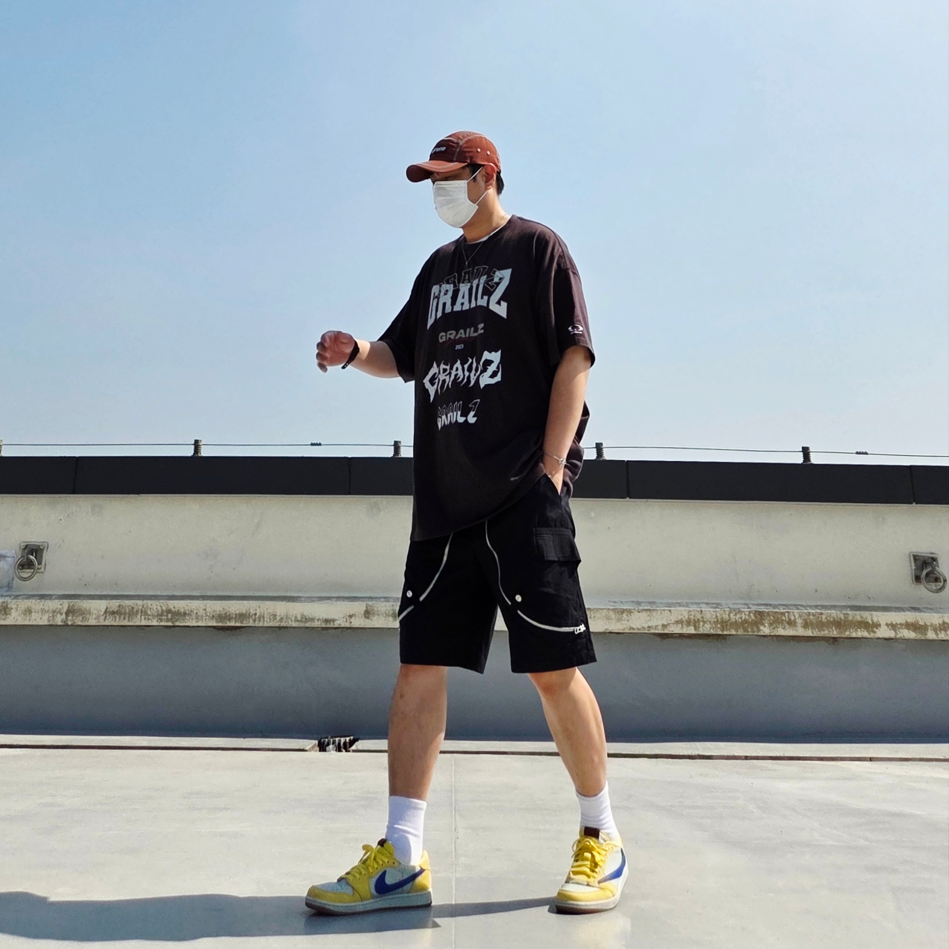 (W) Jordan 1 x Travis Scott Retro Low OG SP Canary, Supreme Reflective Stitch Camp Cap Brown - 23SS 착용 스타일 - 3