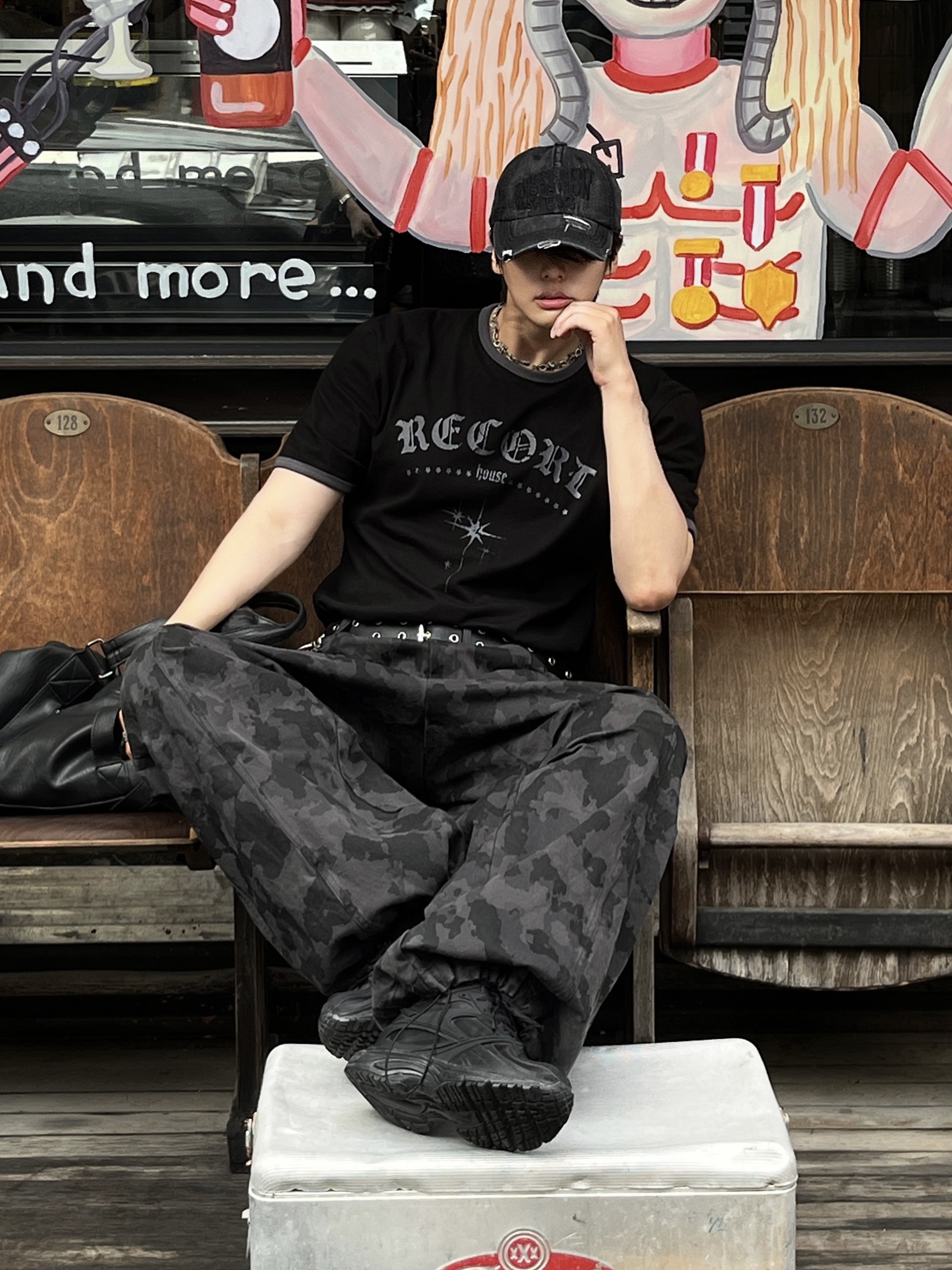 SLOW RECORD HOUSE Unisex RECORD Ringer Tee Black 착용 스타일 - 2