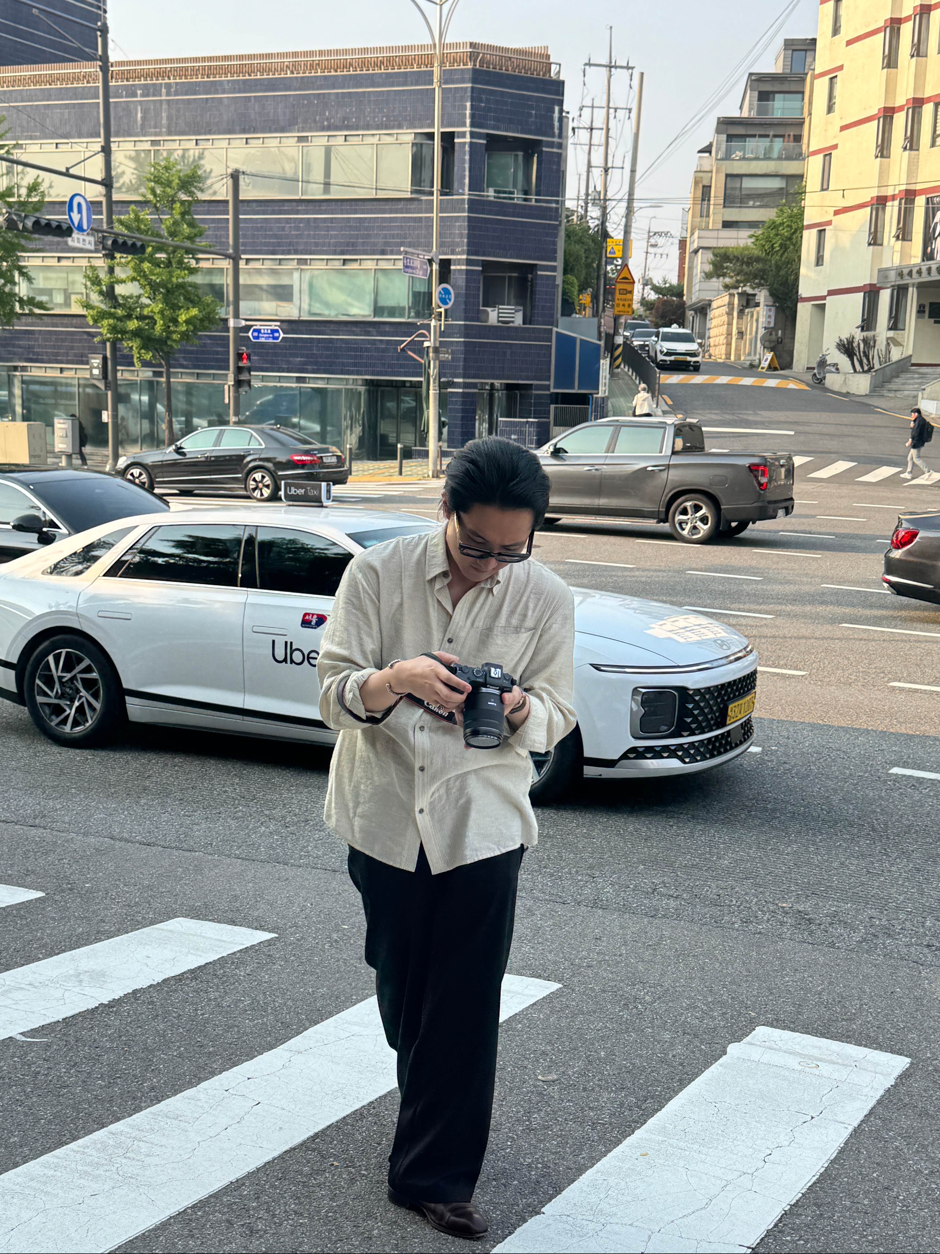 NA A NANA Stripe Silky Shirt Beige, NA A NANA Curved Fly Slacks Black 착용 스타일 - 2