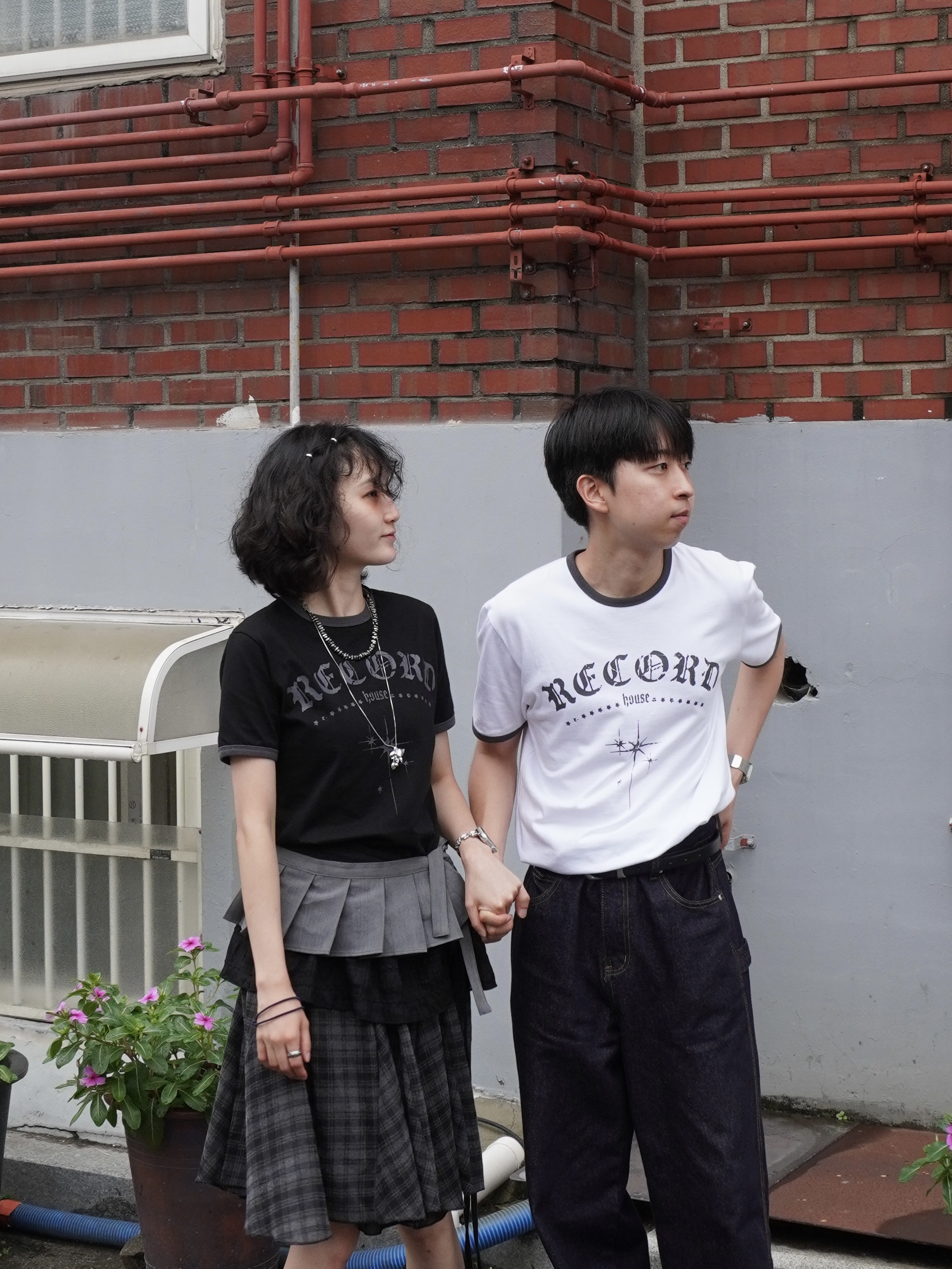 SLOW RECORD HOUSE Unisex RECORD Ringer Tee Black, SLOW RECORD HOUSE Unisex RECORD Ringer Tee White 착용 스타일 - 4