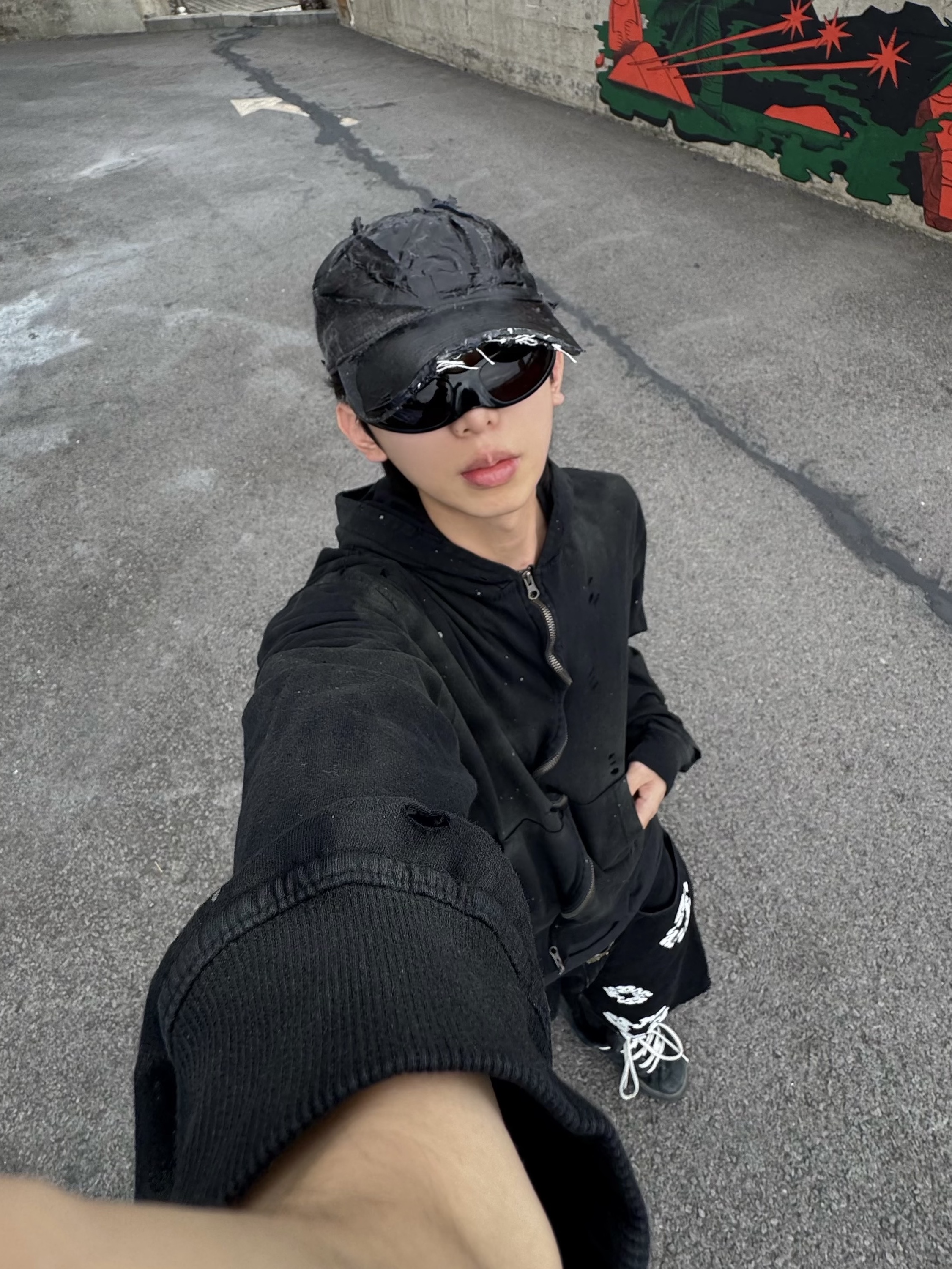 Balenciaga Skin Cat Sunglasses Black, Denim Tears The Cotton Wreath Shorts Black 착용 스타일 - 3