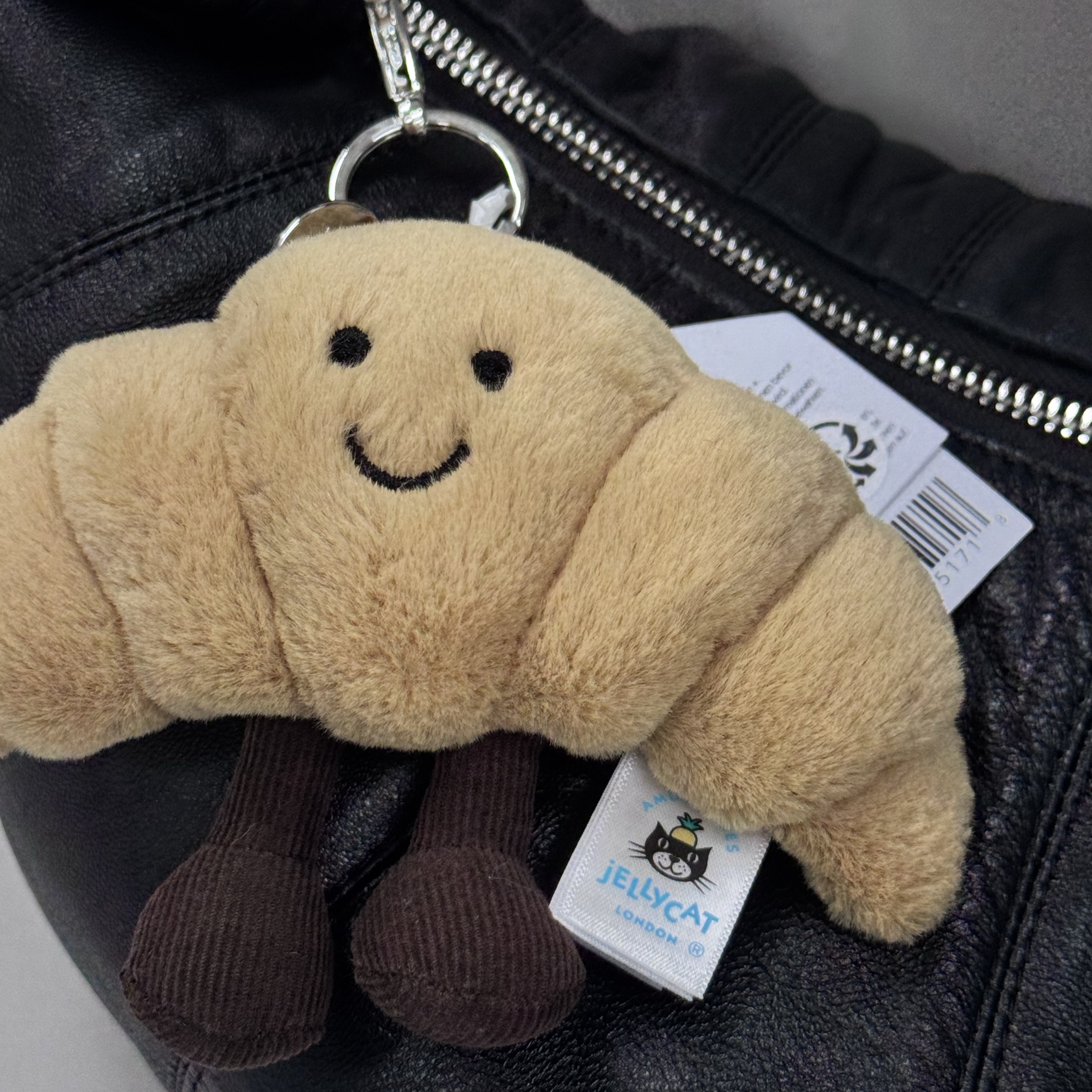Jellycat Amuseable Croissant Bag Charm Brown, Lemaire Mini Fortune Croissant Bag Soft Nappa Leather Black 착용 스타일 - 2