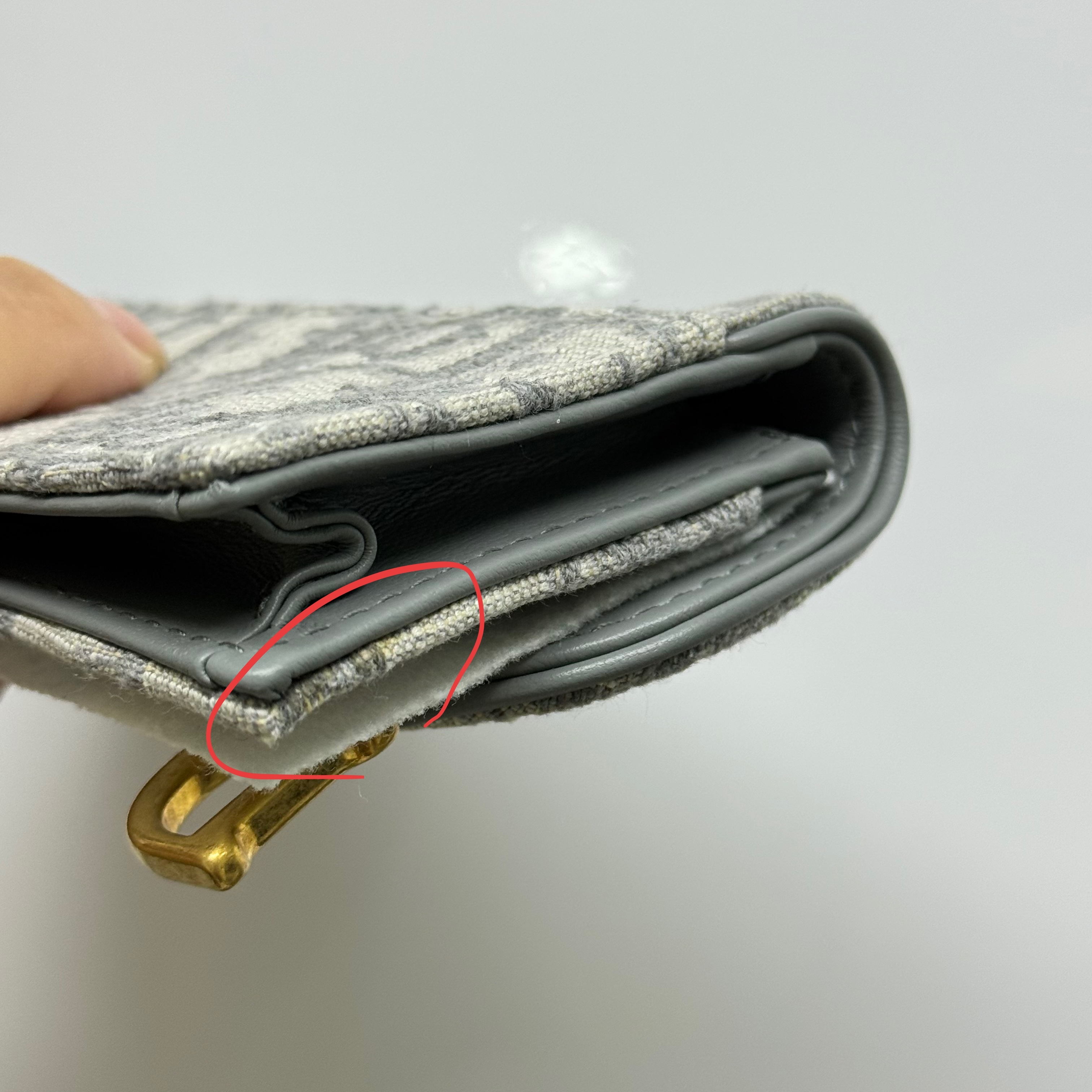 Dior Saddle Flap Card Holder Grey Dior Oblique Jacquard 착용 스타일 - 3