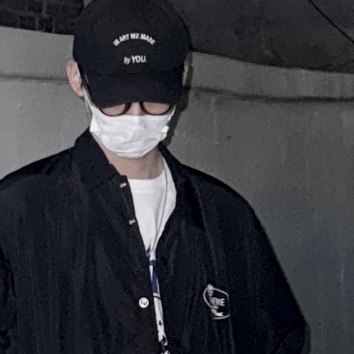 Supreme Crest Coaches Jacket Black - 24FW, New Balance 993 Made in USA Grey - D Standard 착용 스타일 - 2