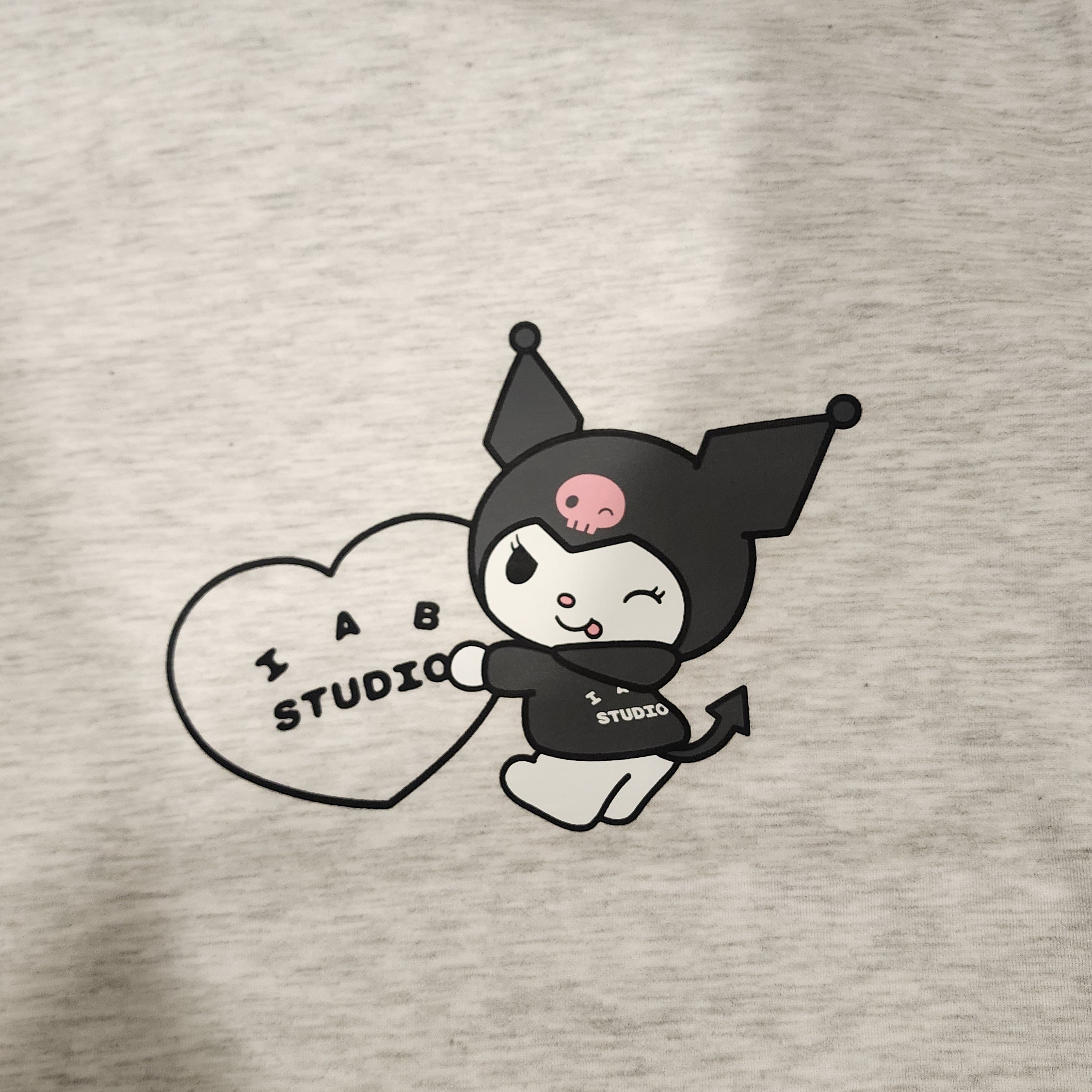 IAB Studio Kuromi Heart T-shirts Light Grey 착용 스타일 - 3