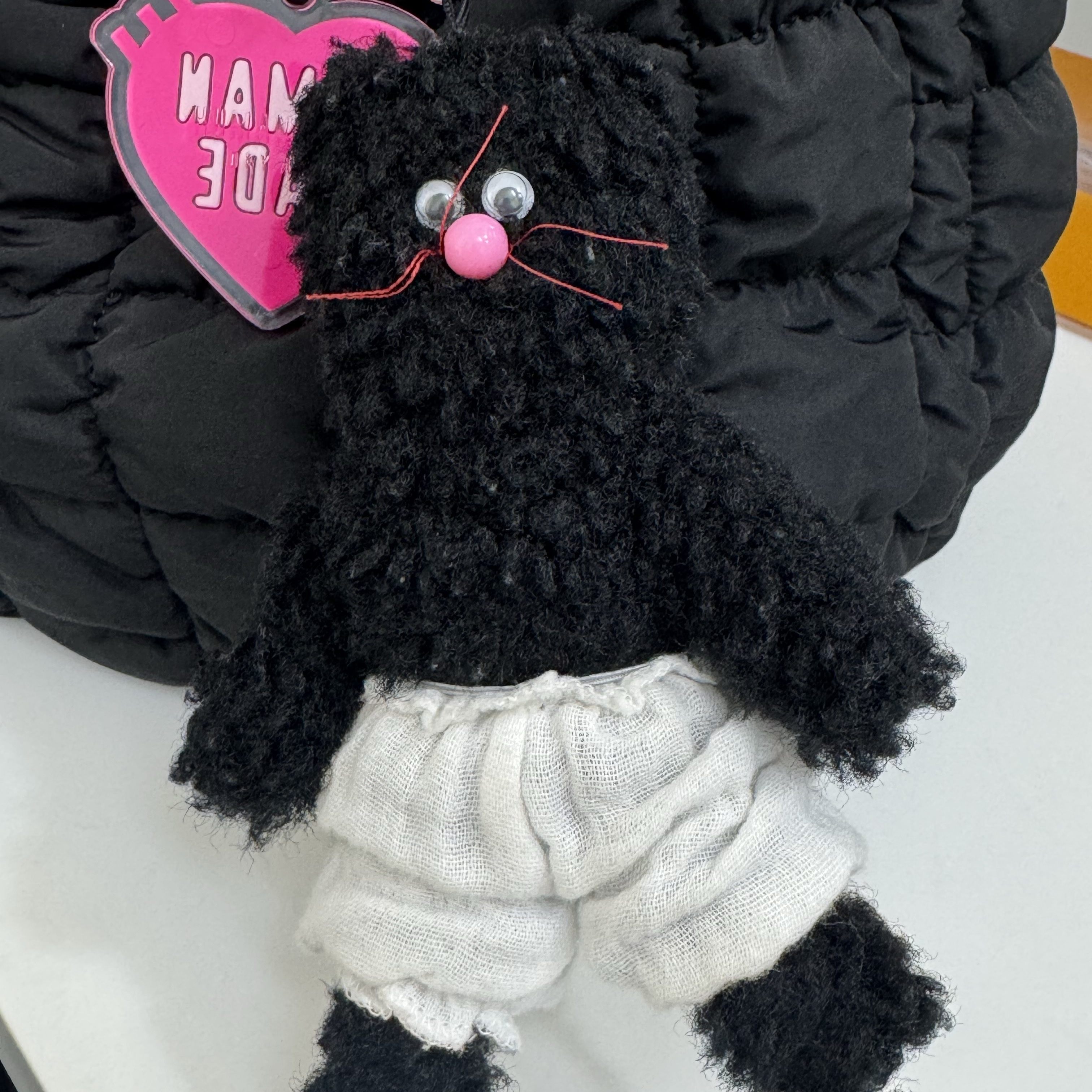 COS Quilted Mini Bag Black, Monamhee Beulpingi Keyring with White Pants Black 착용 스타일