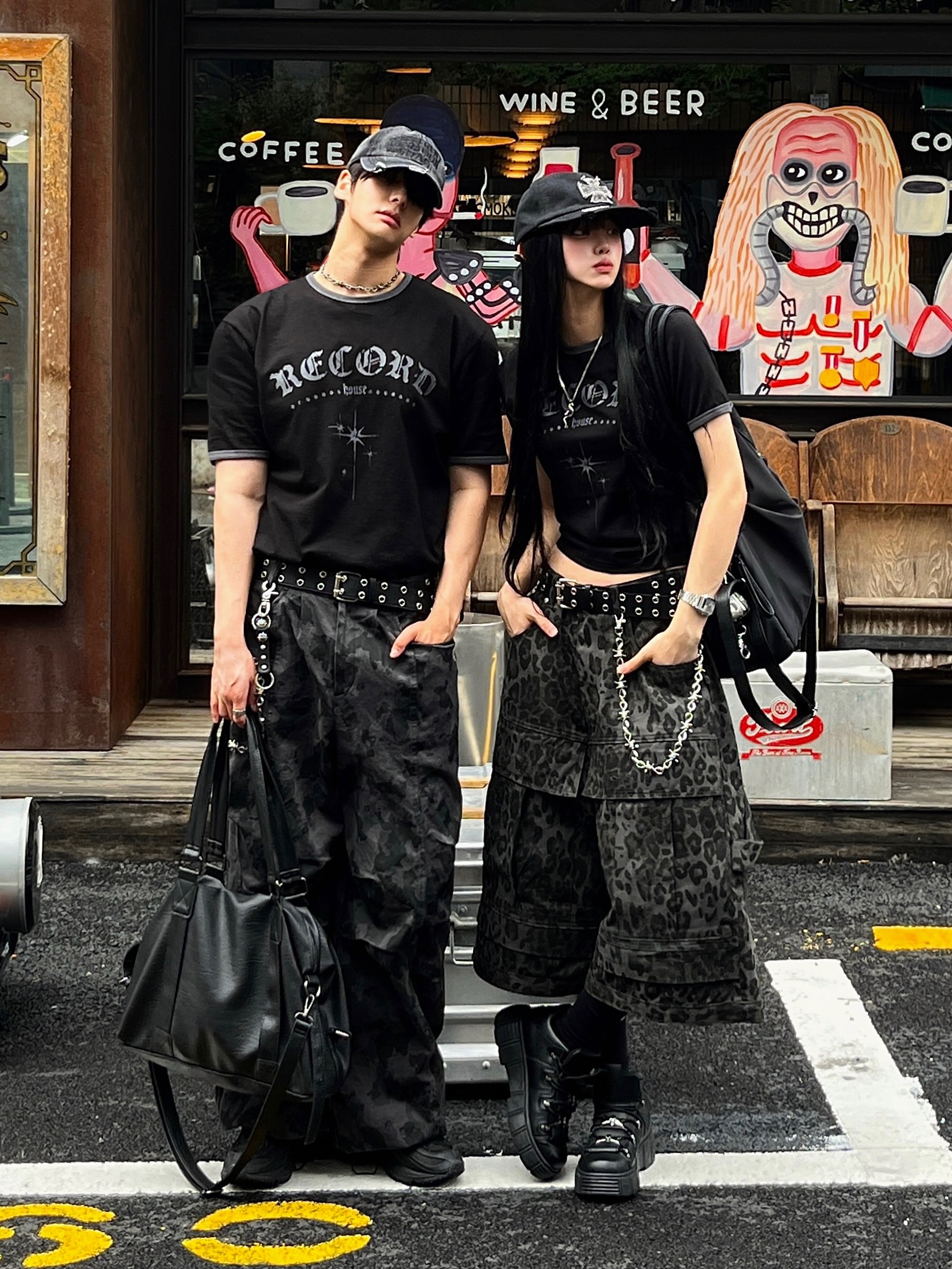 SLOW RECORD HOUSE Unisex RECORD Ringer Tee Black 착용 스타일 - 1