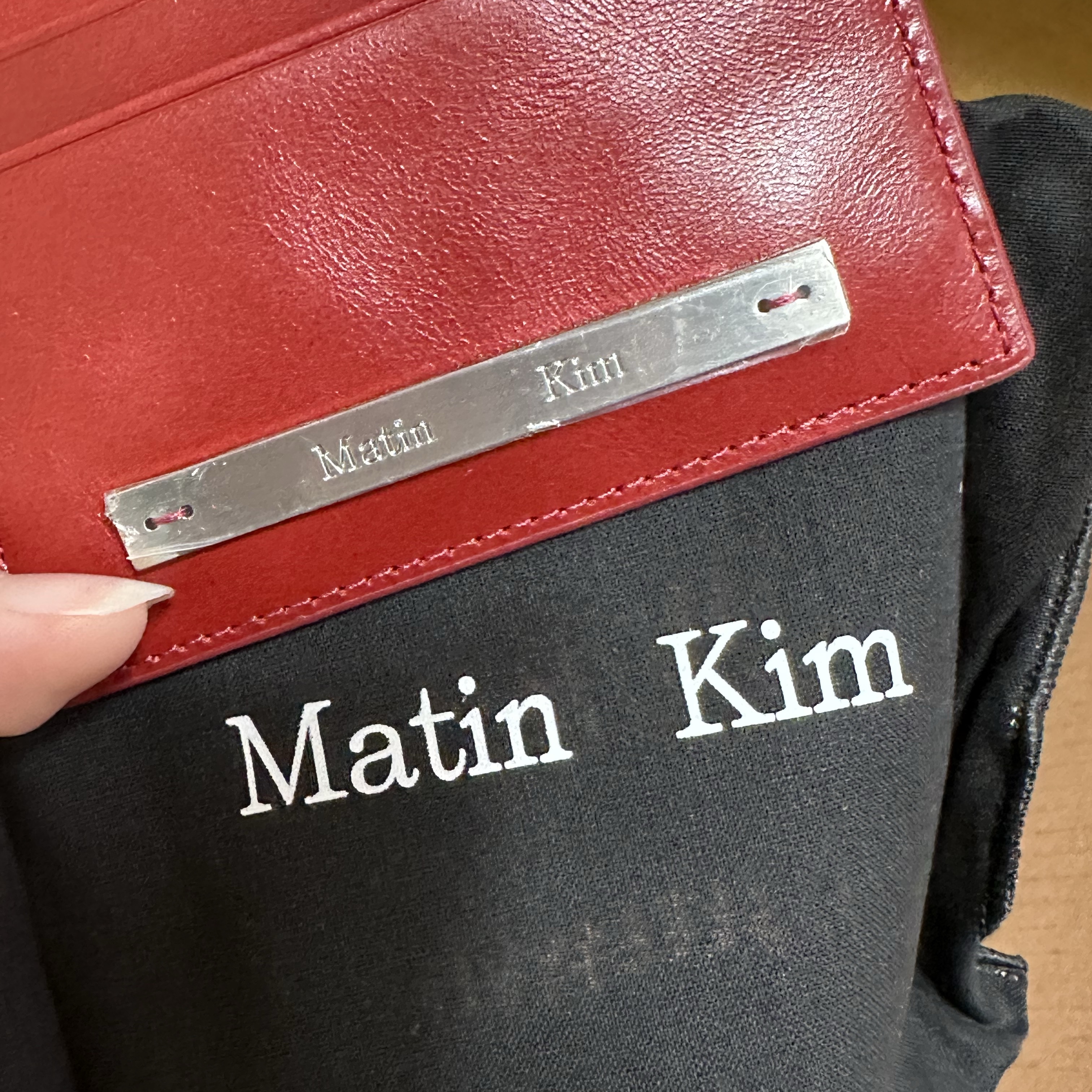 Matin Kim Vintage Card Wallet Red 착용 스타일