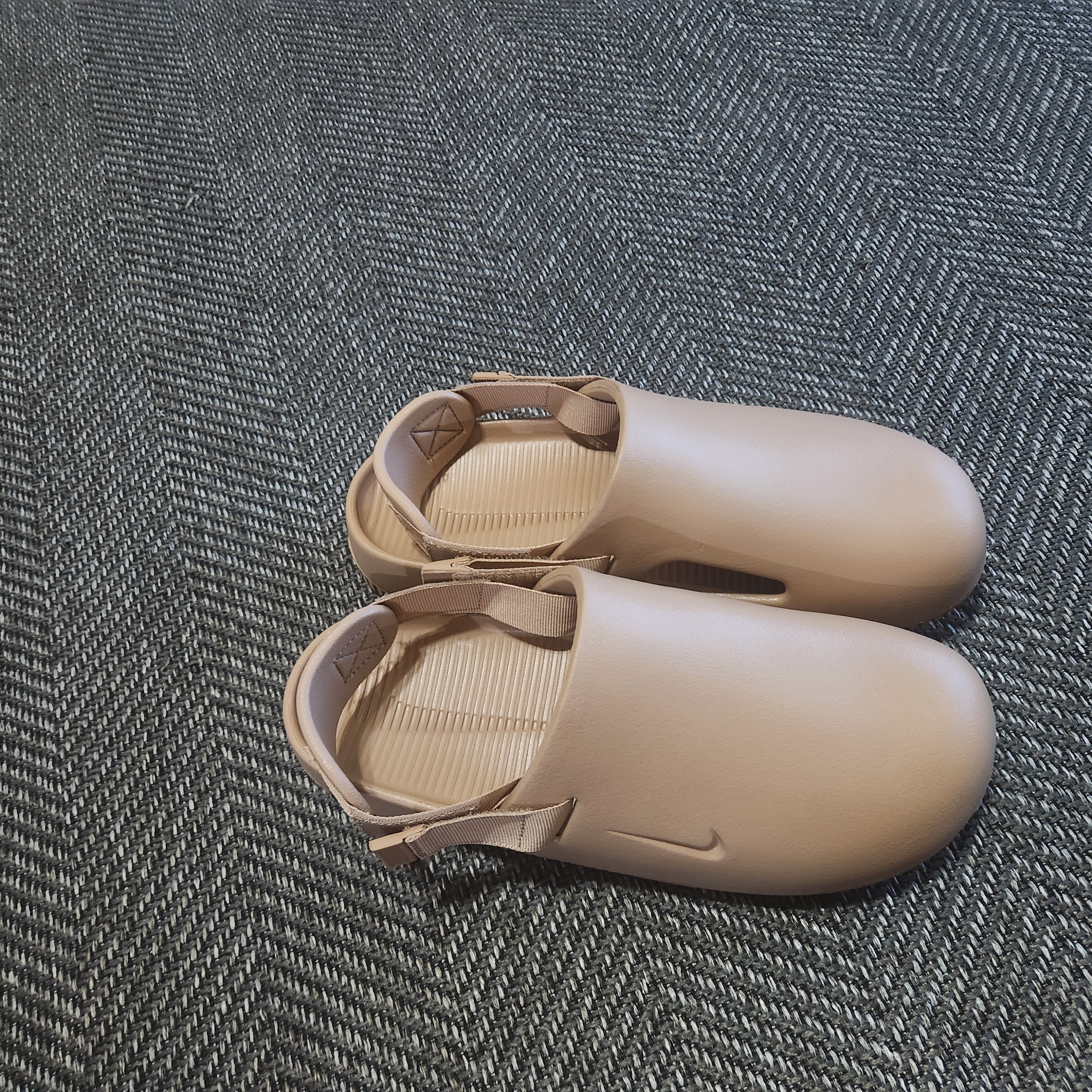 Nike Calm Mule Hemp 착용 스타일