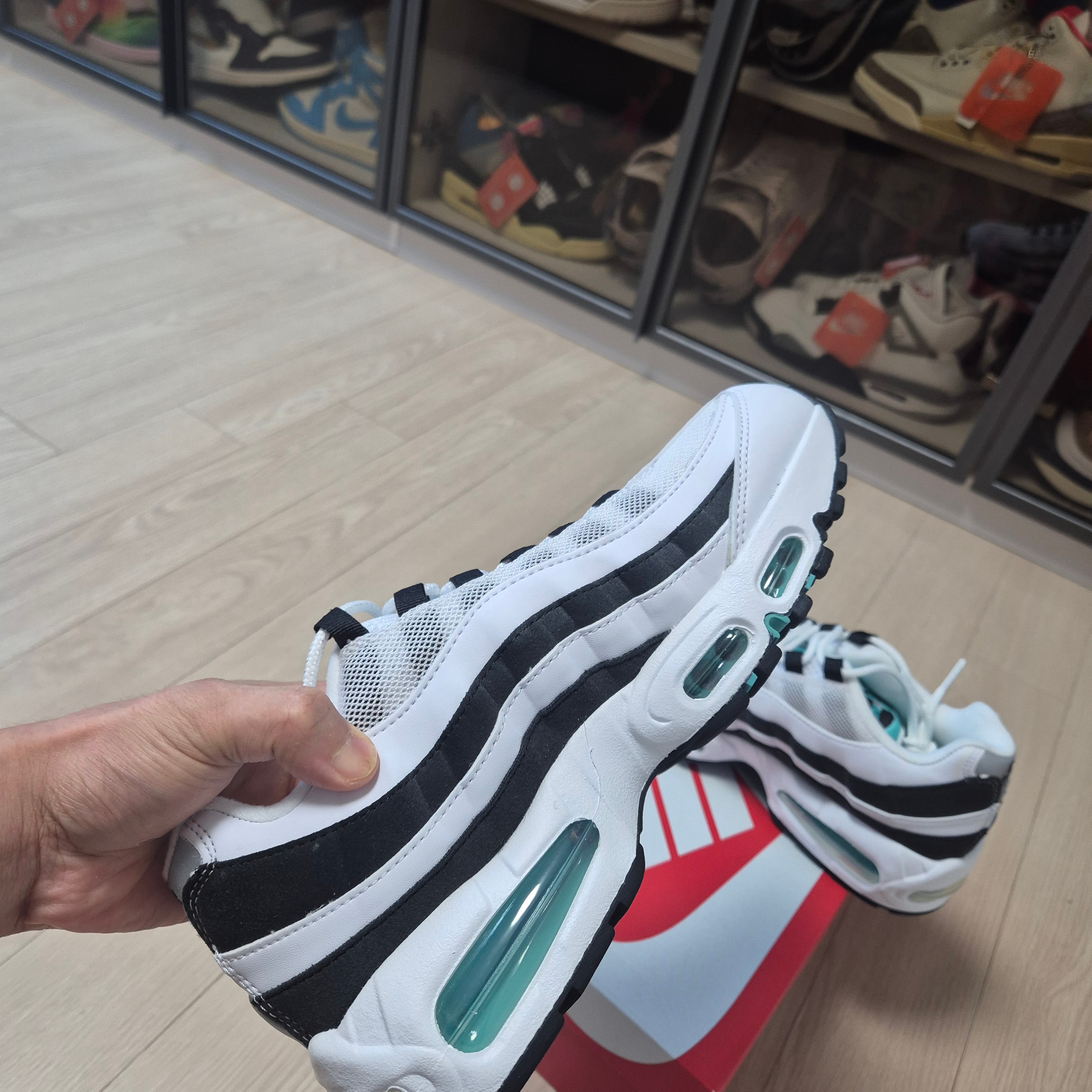 Nike Air Max 95 OG White and Black 착용 스타일 - 5
