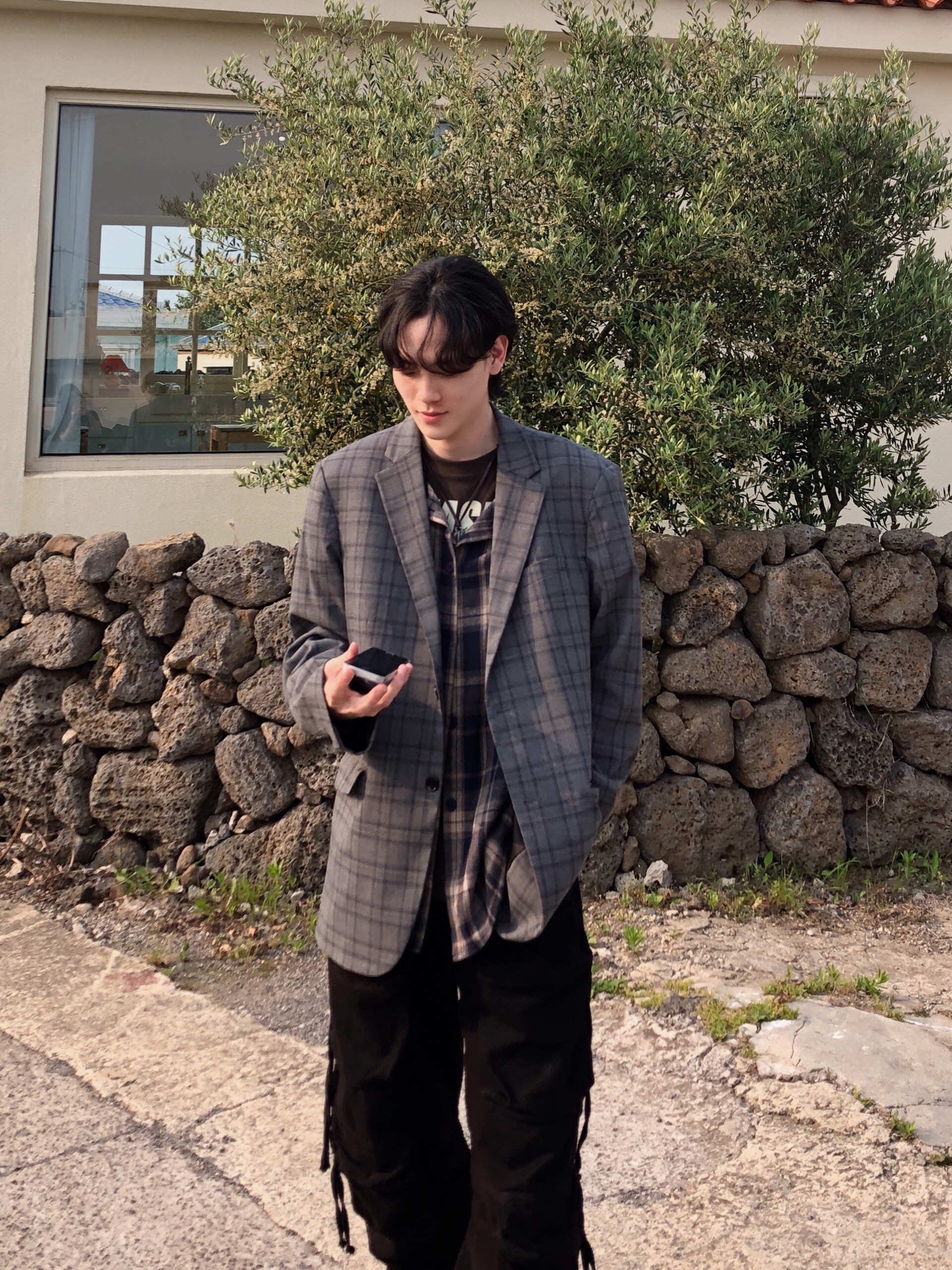 Zara Utility Pocket Pants Black, Clarks Wallabee Black Suede 착용 스타일 - 2