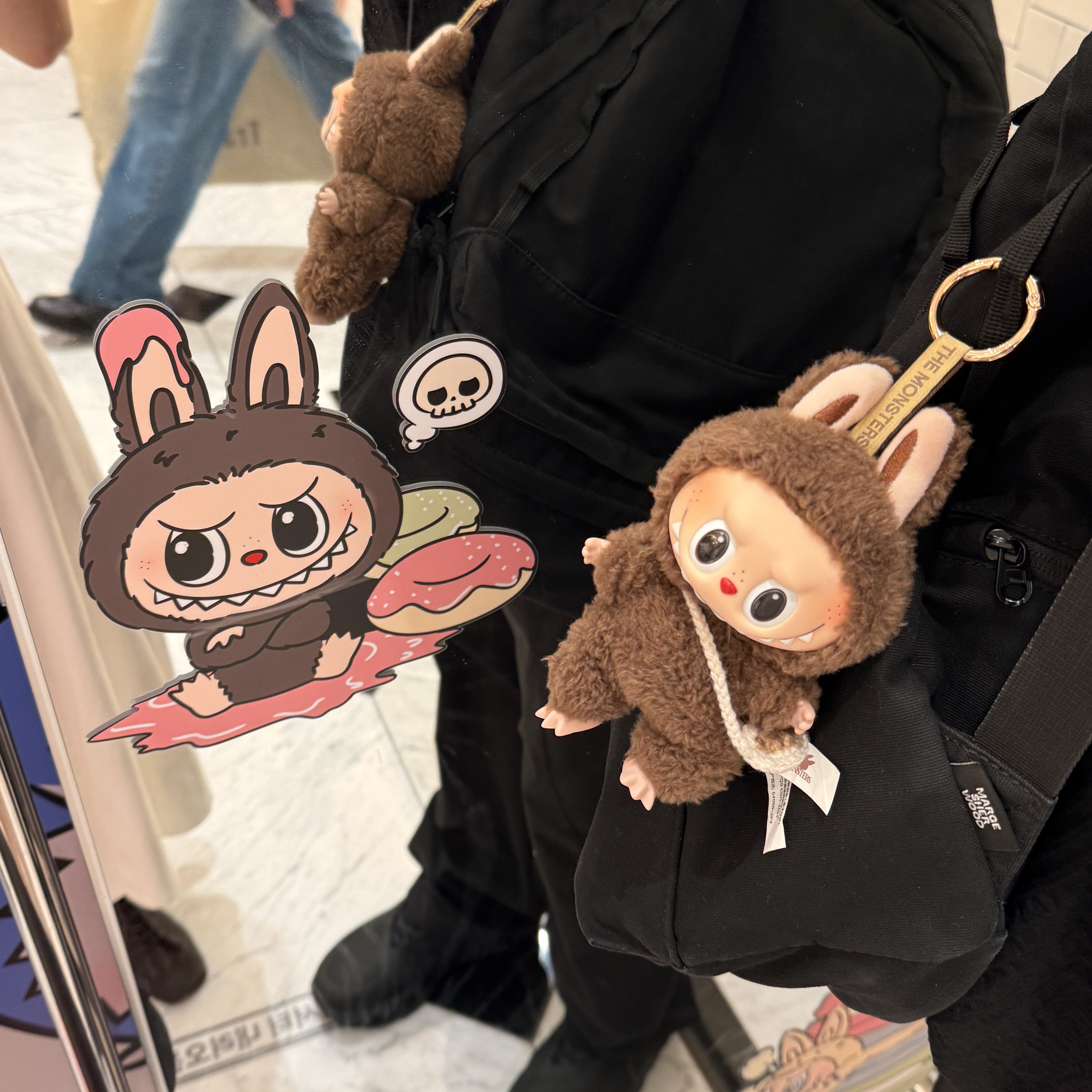 Pop Mart Labubu The Monsters Labubu Tasty Macarons Series Chestnut Cocoa Keyring (Opened Case) 착용 스타일 - 1