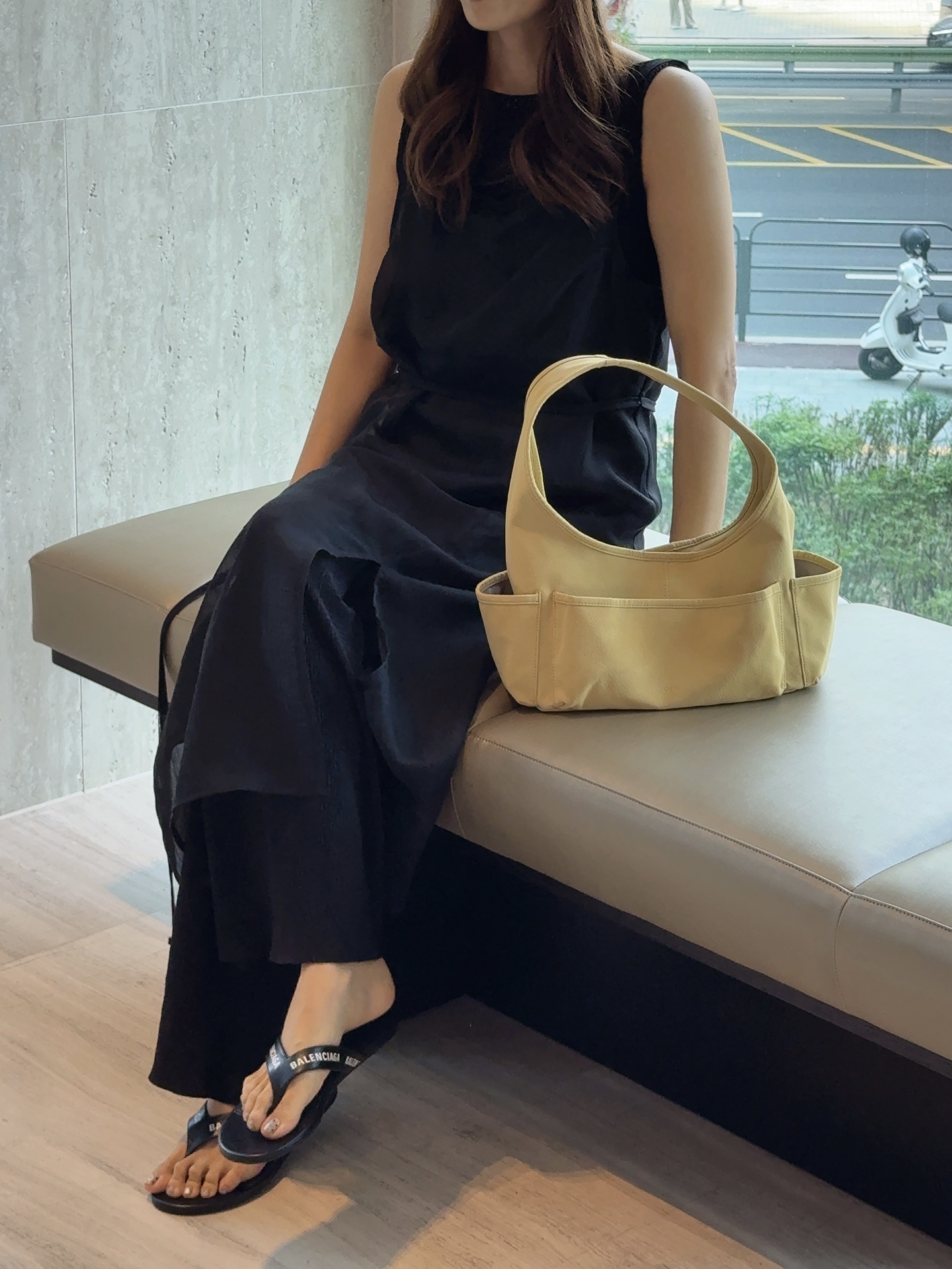 Chanel J12 Watch 33mm Quartz Black, (W) Balenciaga Allover Logo Printed Round Sandal Black White 착용 스타일 - 3