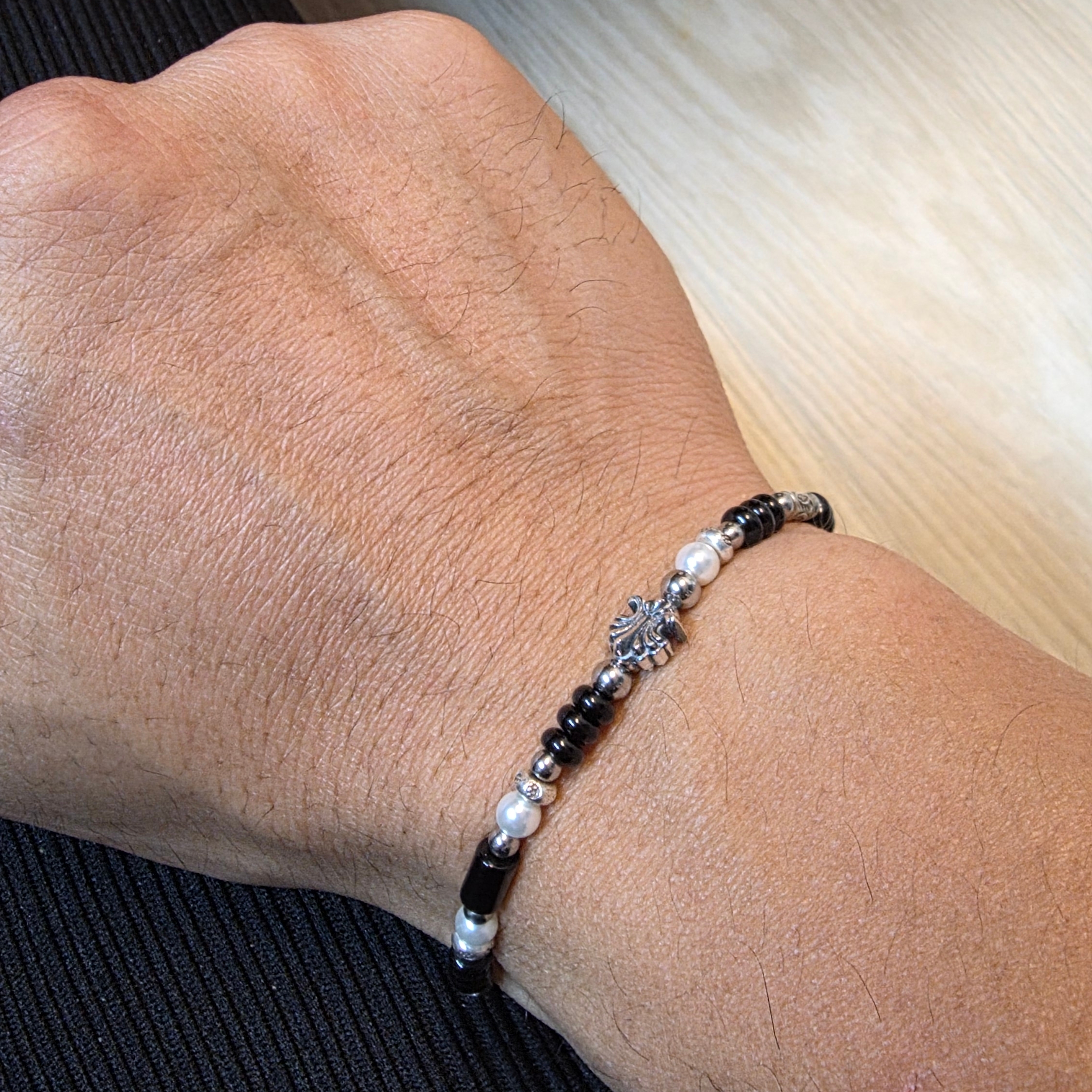 [KREAM 단독] Scudo Shell Black Pearl Beads Bracelet 착용 스타일