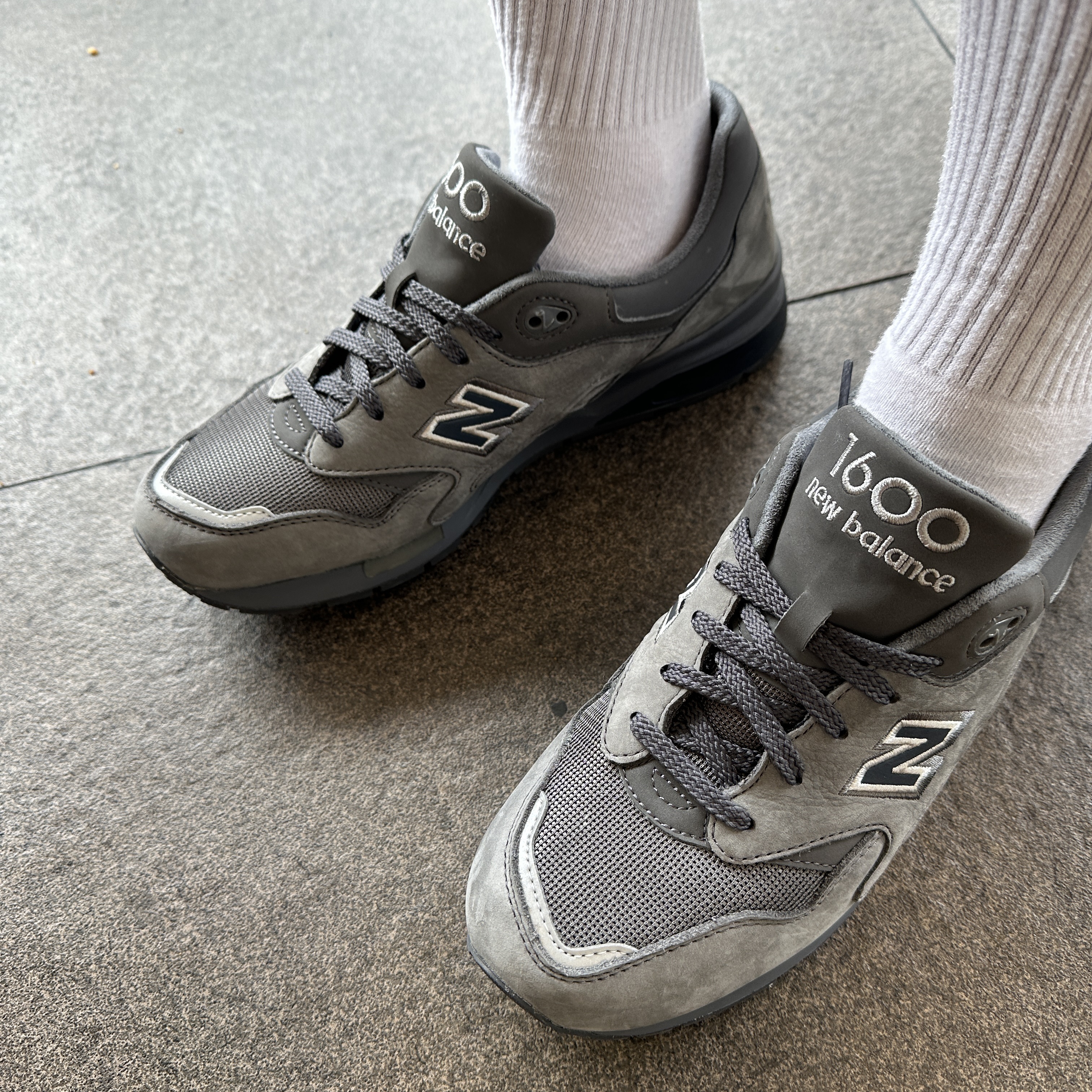 New Balance 1600 Dark Grey 착용 스타일