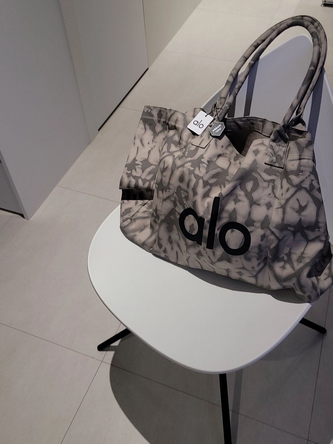Alo Yoga Iconic Shopper Tote Bag Grey Tiedye 착용 스타일