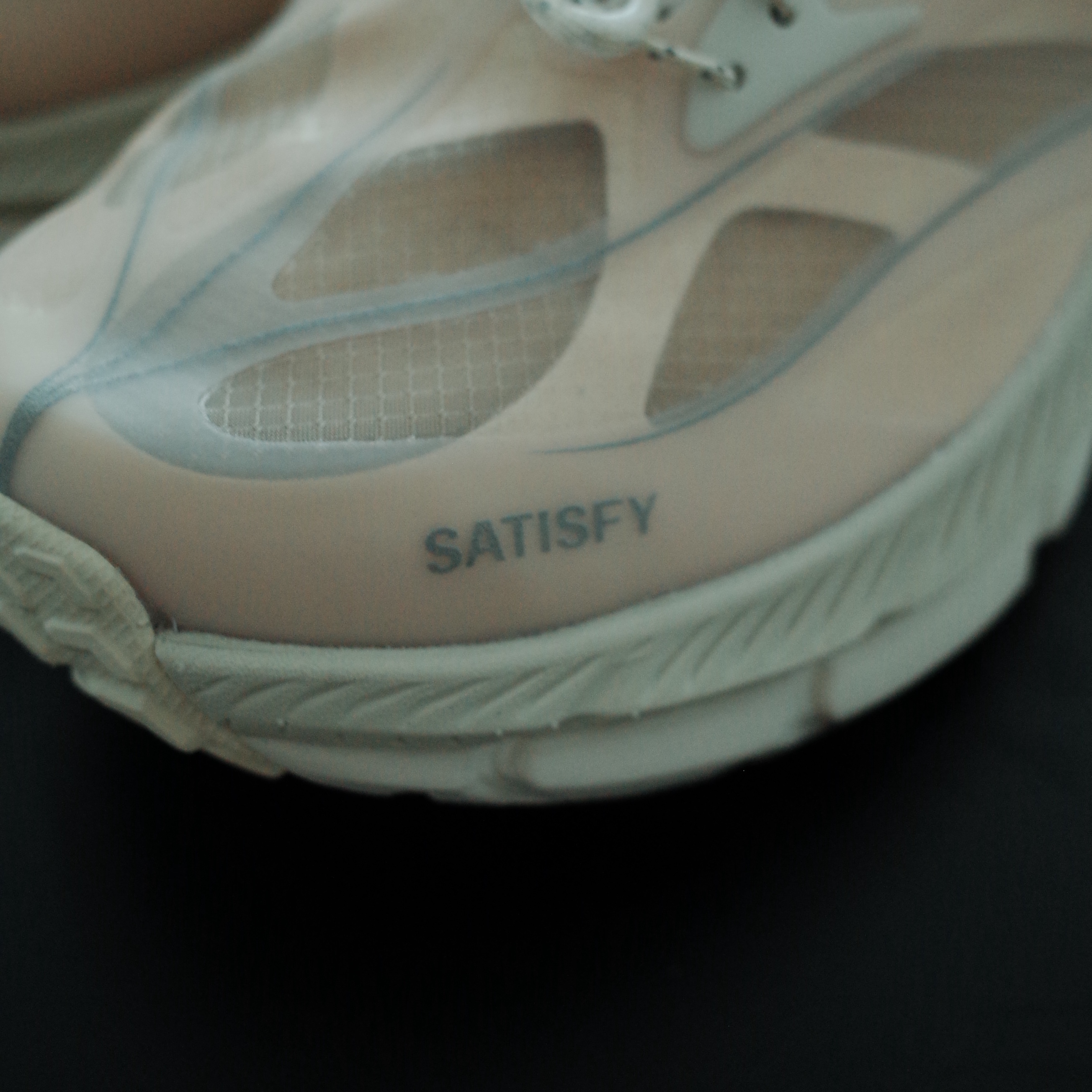 Hoka x Satisfy Mafate Speed 4 Lite Bone 착용 스타일 - 3