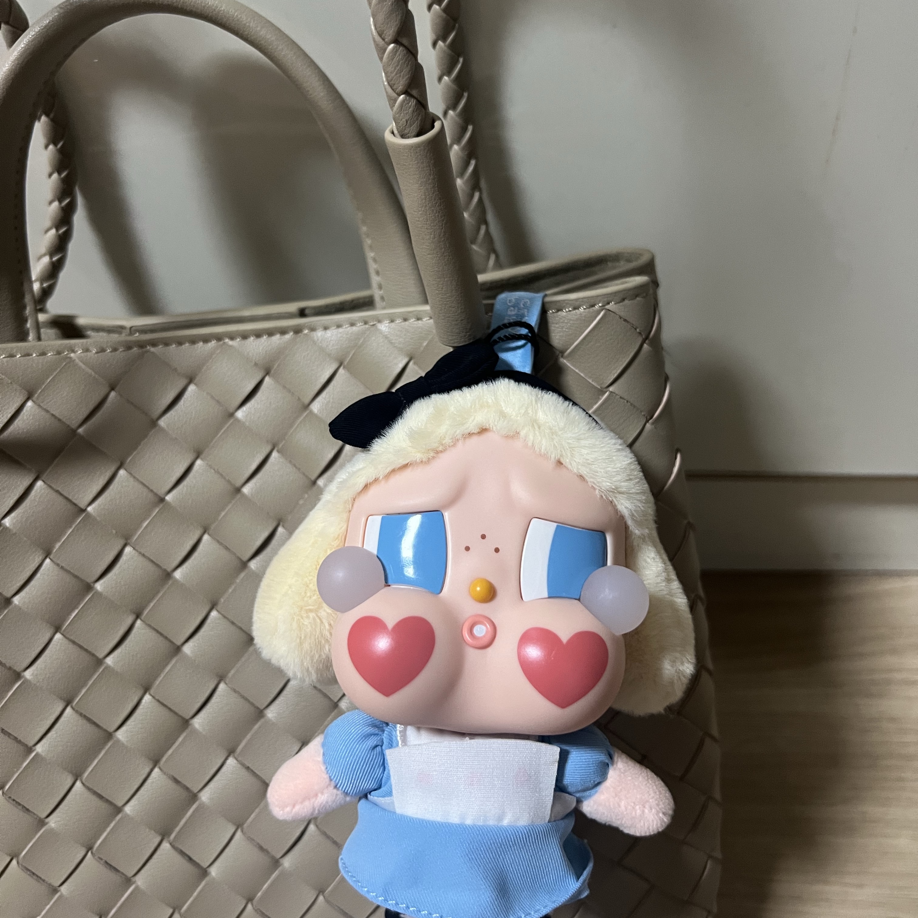 Pop Mart Crybaby Crying Again Series Plush Keyring She's Alice (Opened Case) 착용 스타일