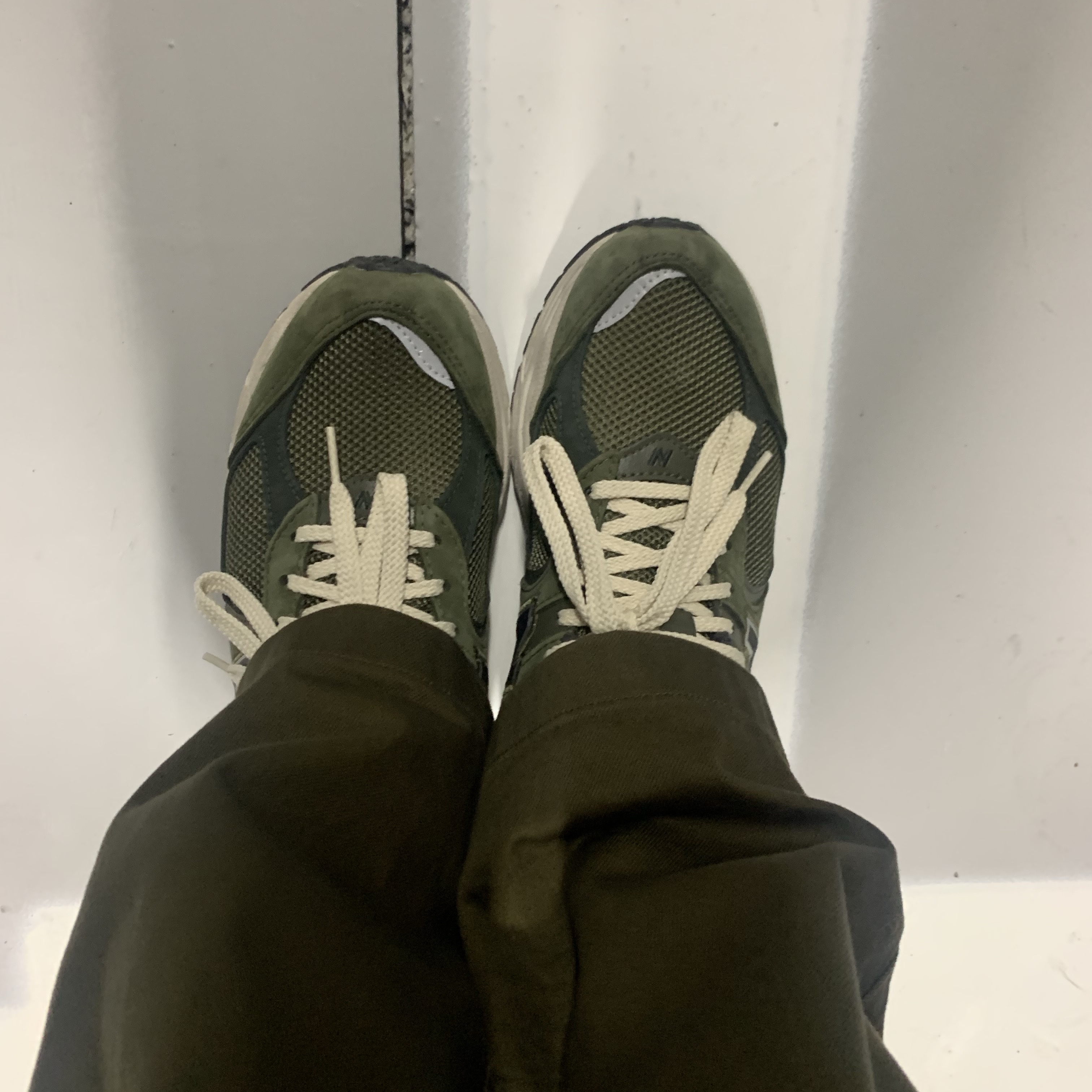 New Balance 2002R Grape Leaf 착용 스타일