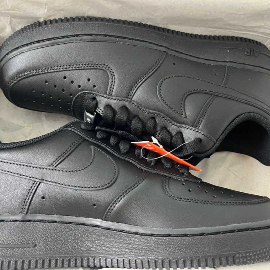 Nike Air Force 1 '07 Low Triple Black 착용 스타일