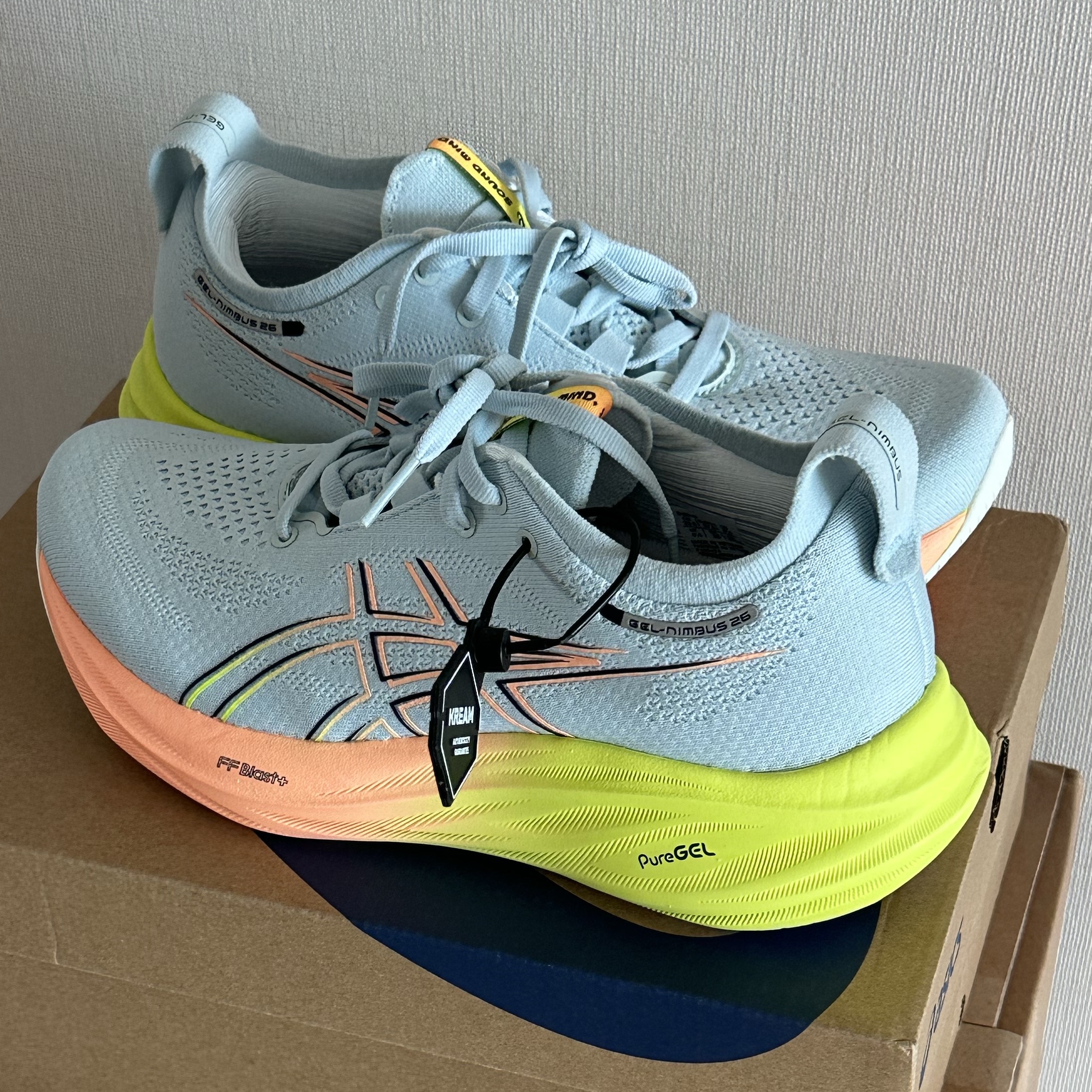 (W) Asics Gel-Nimbus 26 Paris Cool Grey Safety Yellow 착용 스타일