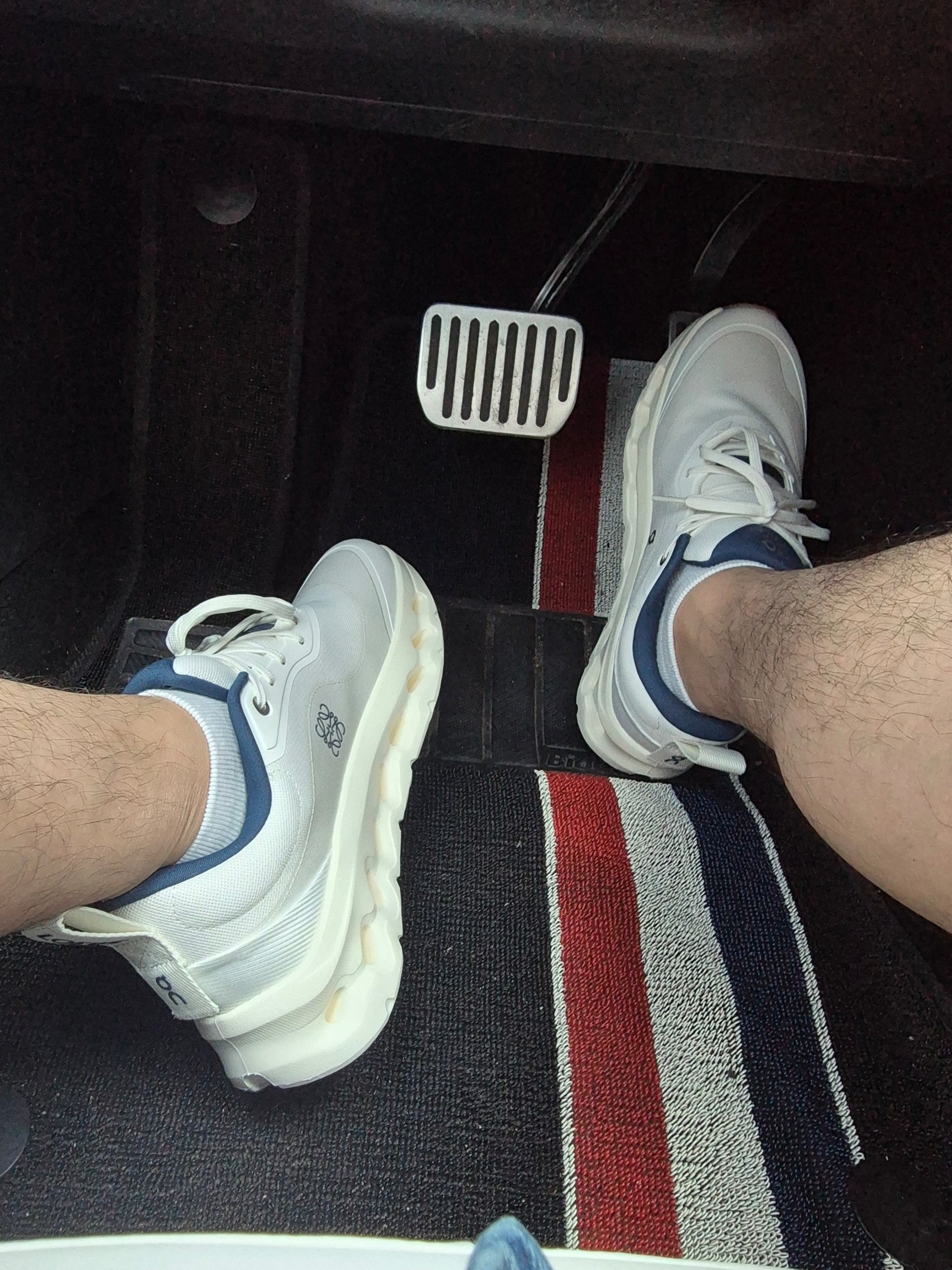 Loewe x On Running Cloudtilt 2.0 White Navy 착용 스타일 - 3