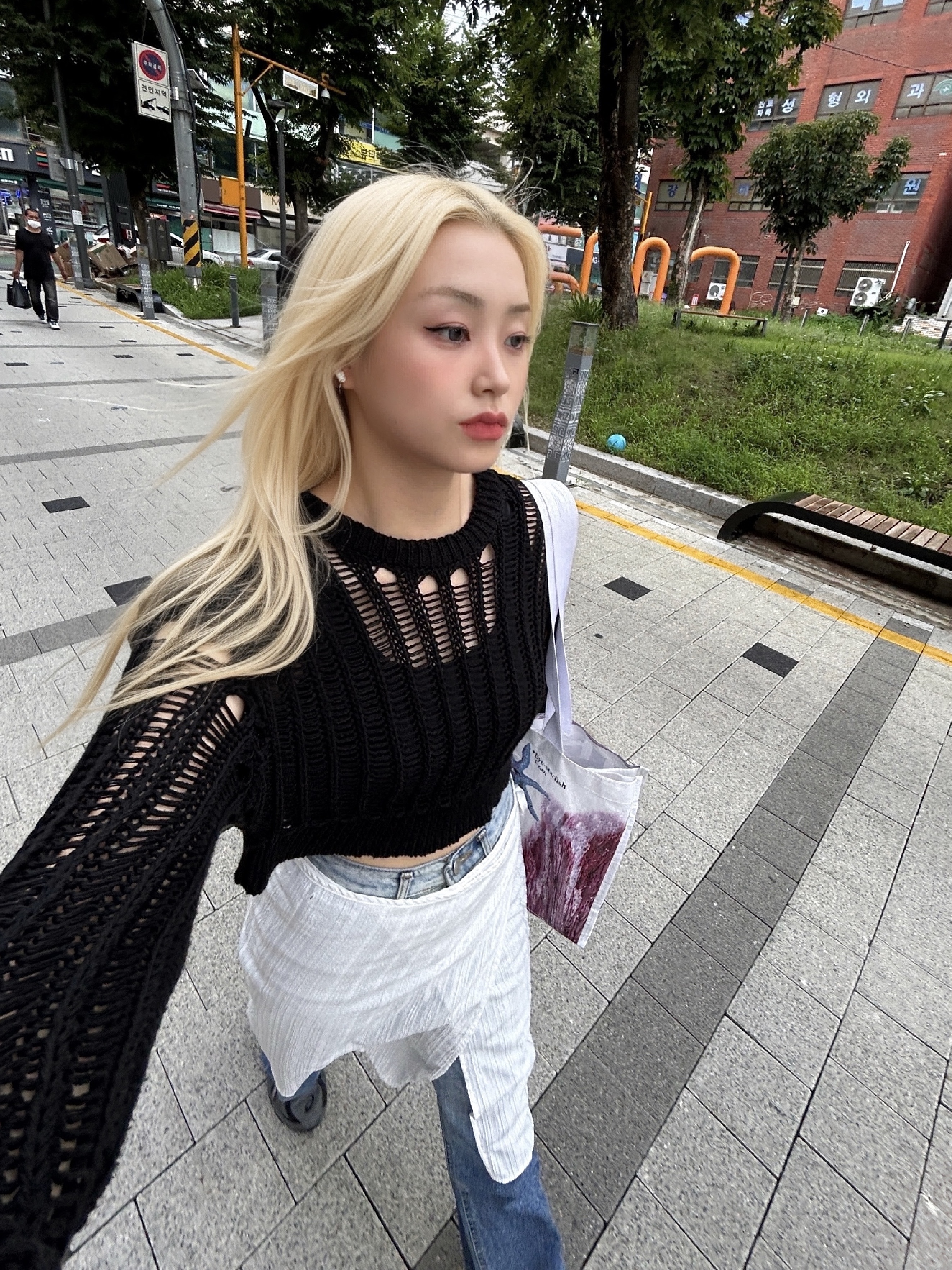 The Coldest Moment TCM Logo Multi Bag Multicolor 착용 스타일 - 1