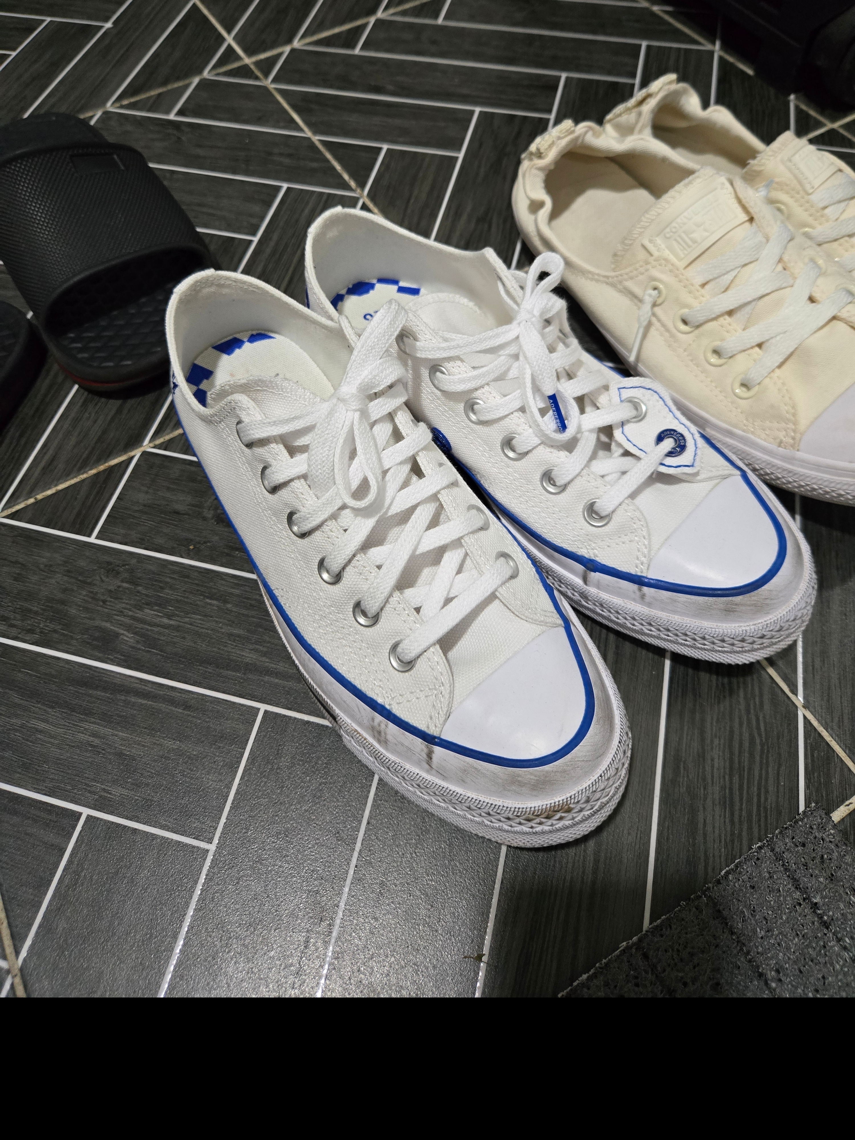 Stussy x Levi's Embossed 501 Jean Indigo, Converse x Ader Error Sig; Chuck 70 Low White Blue 착용 스타일 - 2