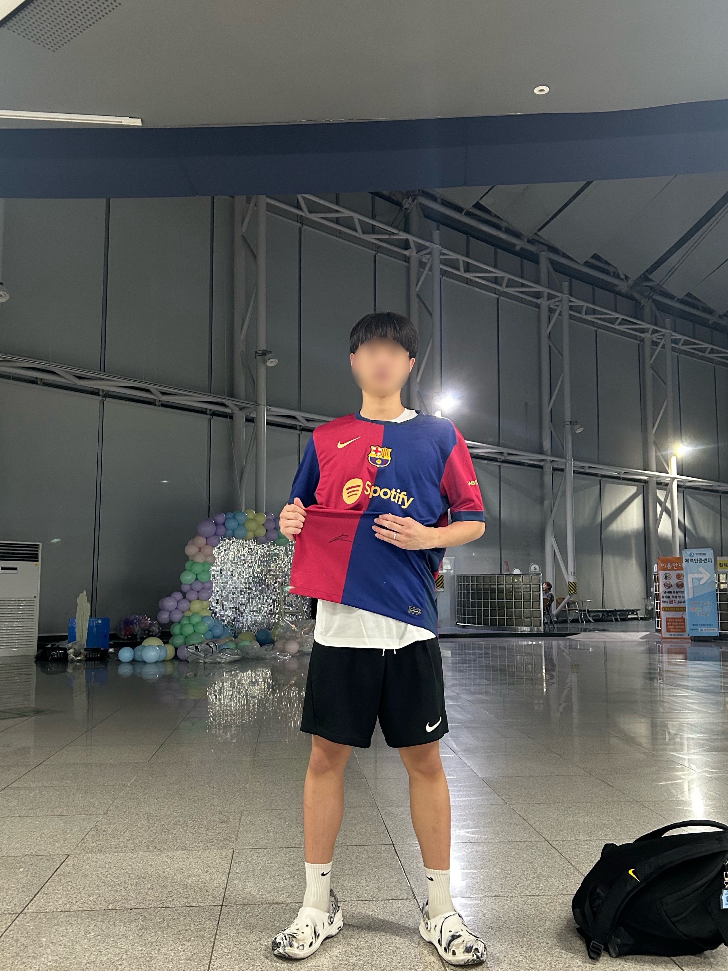 Crocs Classic Marbled Clog White Black, Nike FC Barcelona 2024/25 Dri-Fit Stadium Home Jersey Deep Royal Blue Noble Red (Non Marking Ver.) 착용 스타일 - 2