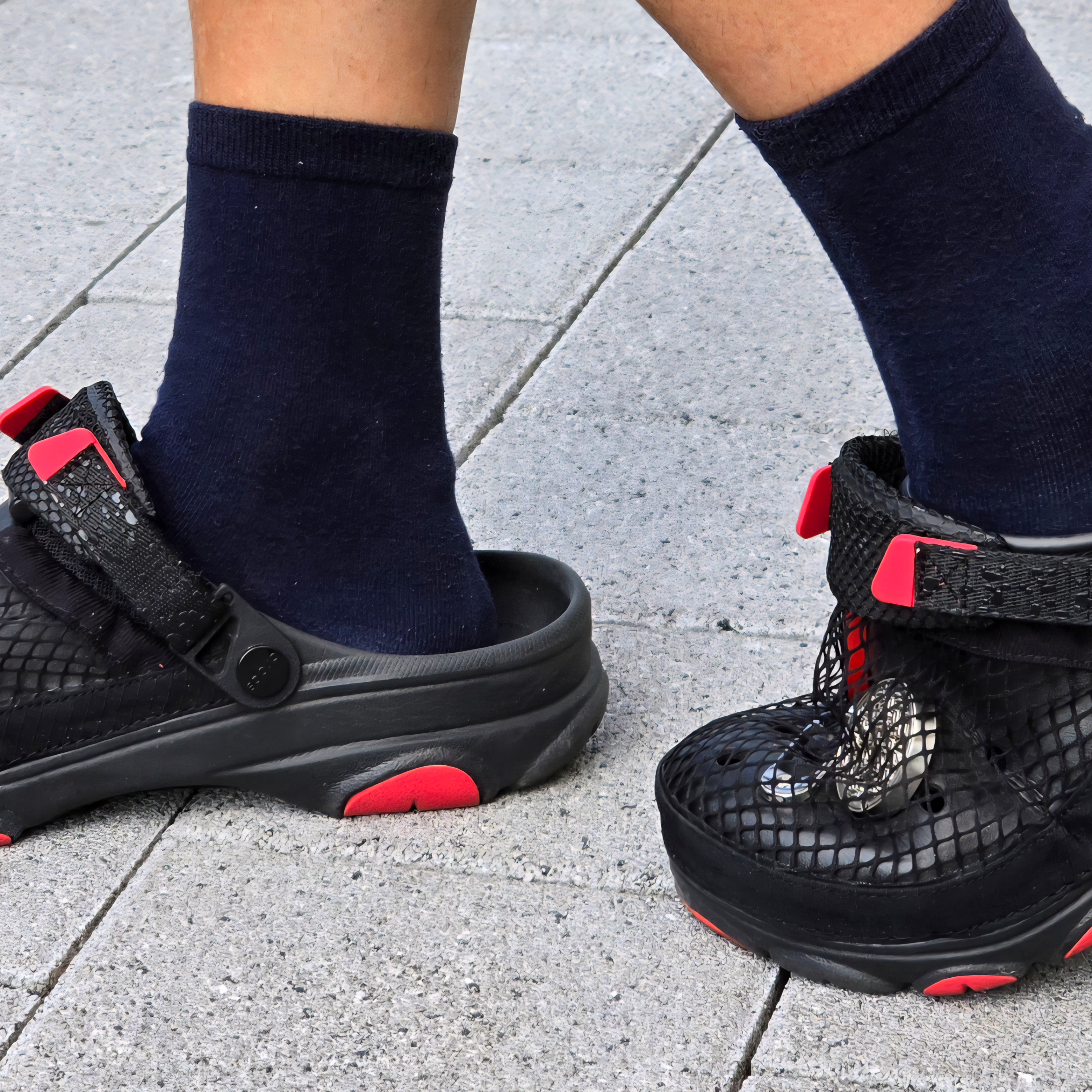 Crocs x Staple Classic All Terrain Clog Black 착용 스타일 - 2