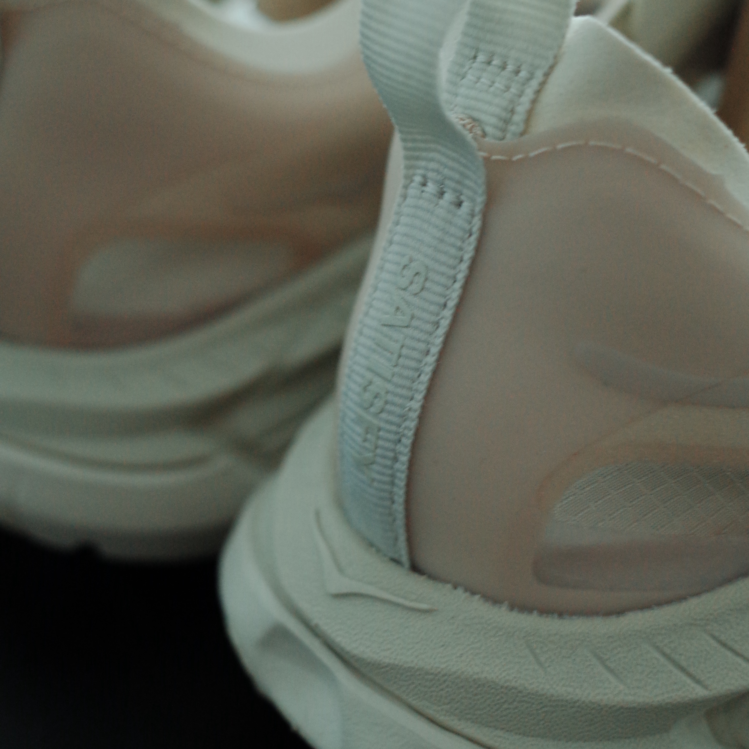 Hoka x Satisfy Mafate Speed 4 Lite Bone 착용 스타일 - 4