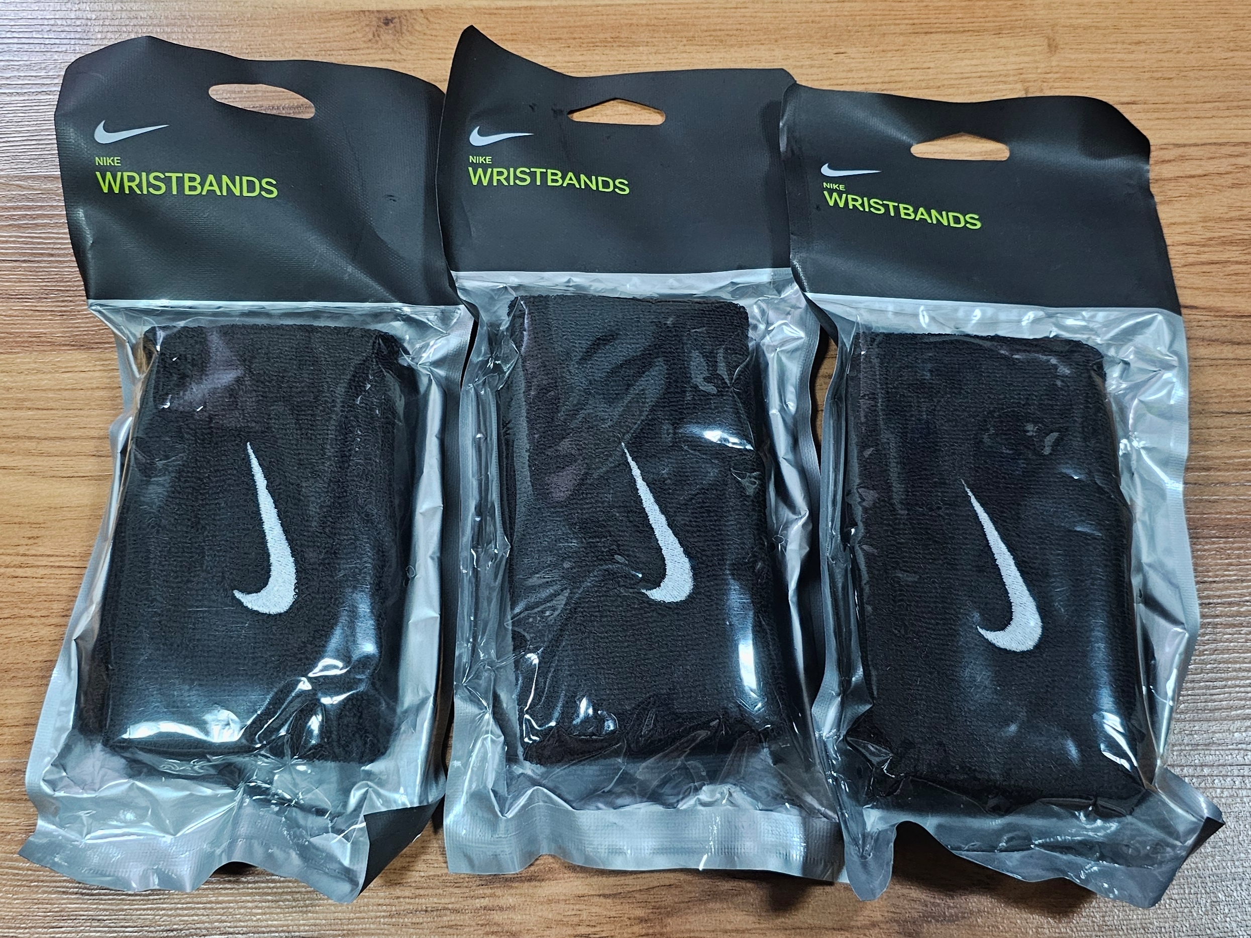 Nike Swoosh Double Wide Wristbands Black 착용 스타일