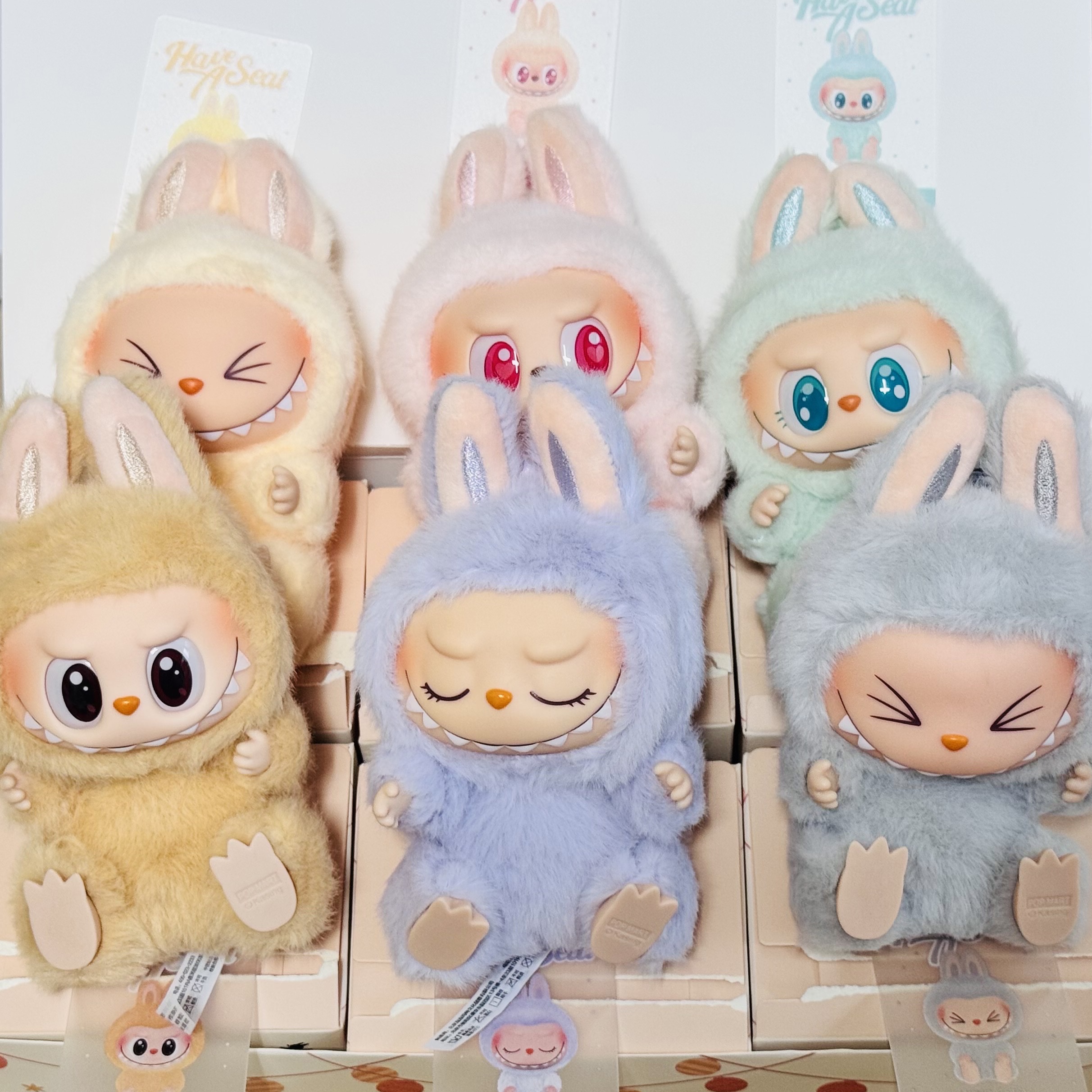 Pop Mart Labubu Let's Play Together Doll Series Dada Keyring (Opened Case), Pop Mart Labubu Let's Play Together Doll Series Sisi Keyring (Opened Case) 착용 스타일 - 2